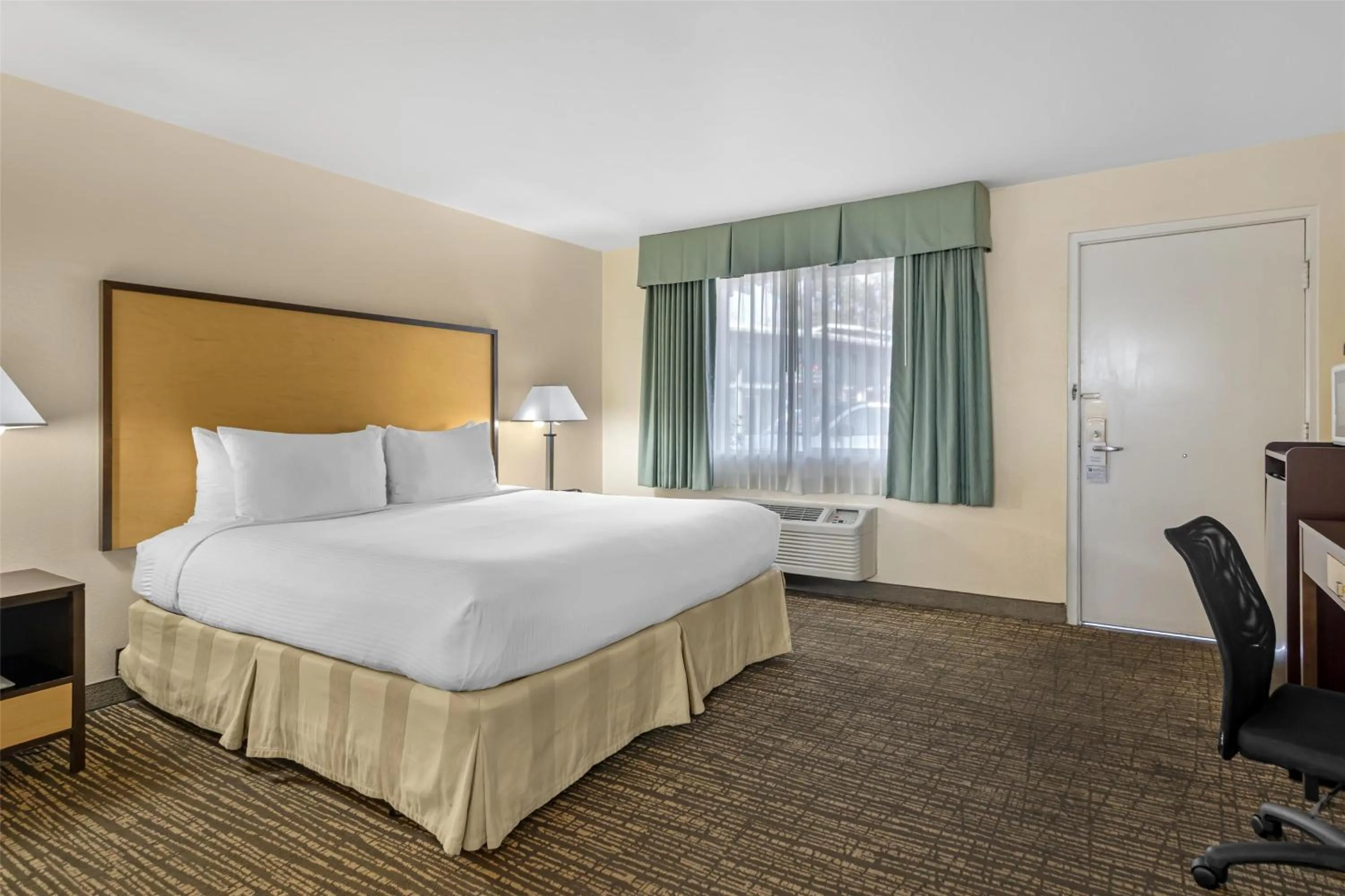 Bedroom, Bed in Best Western Petaluma Inn