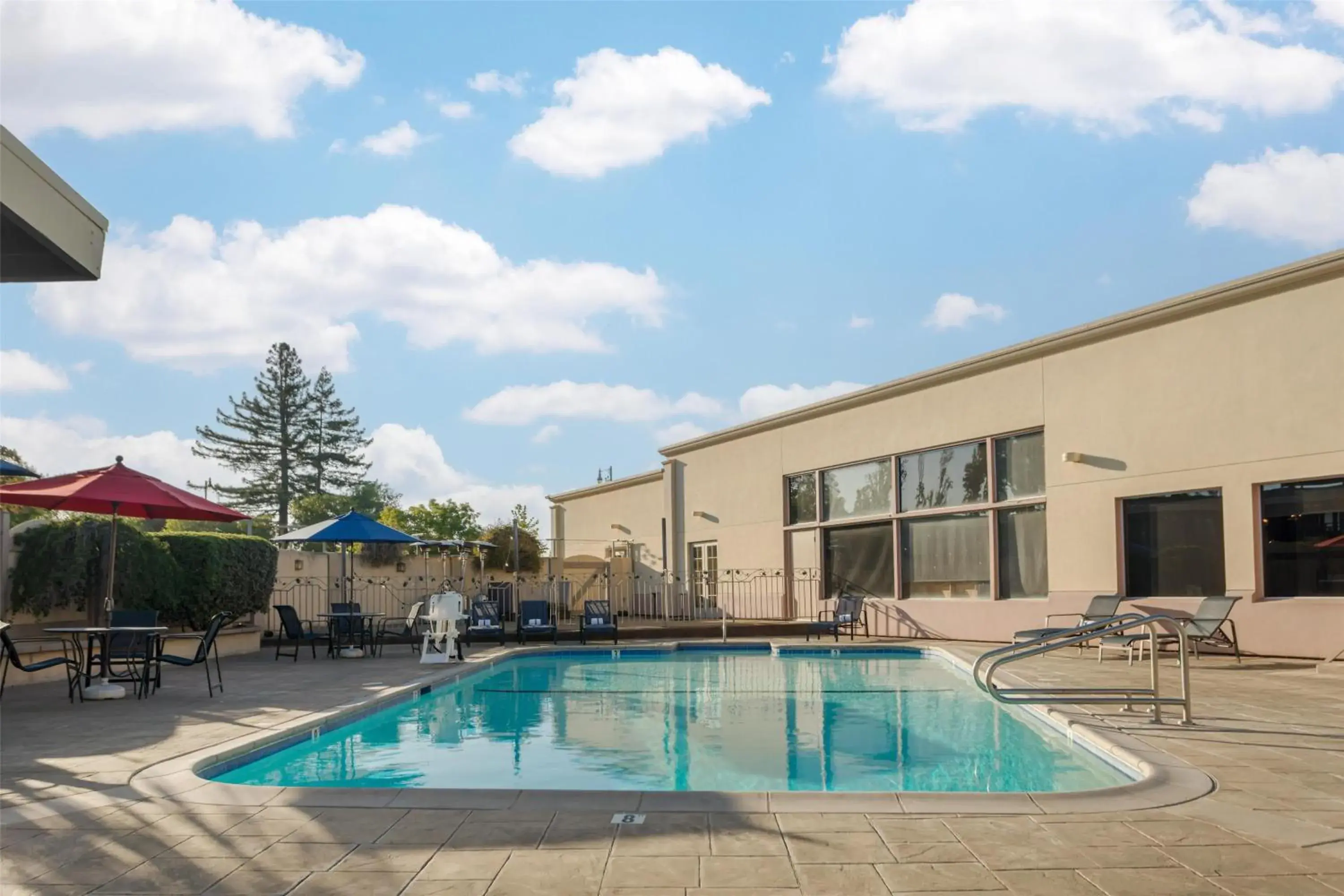 Pool view in Best Western Petaluma Inn Pool view in Best Western Petaluma Inn