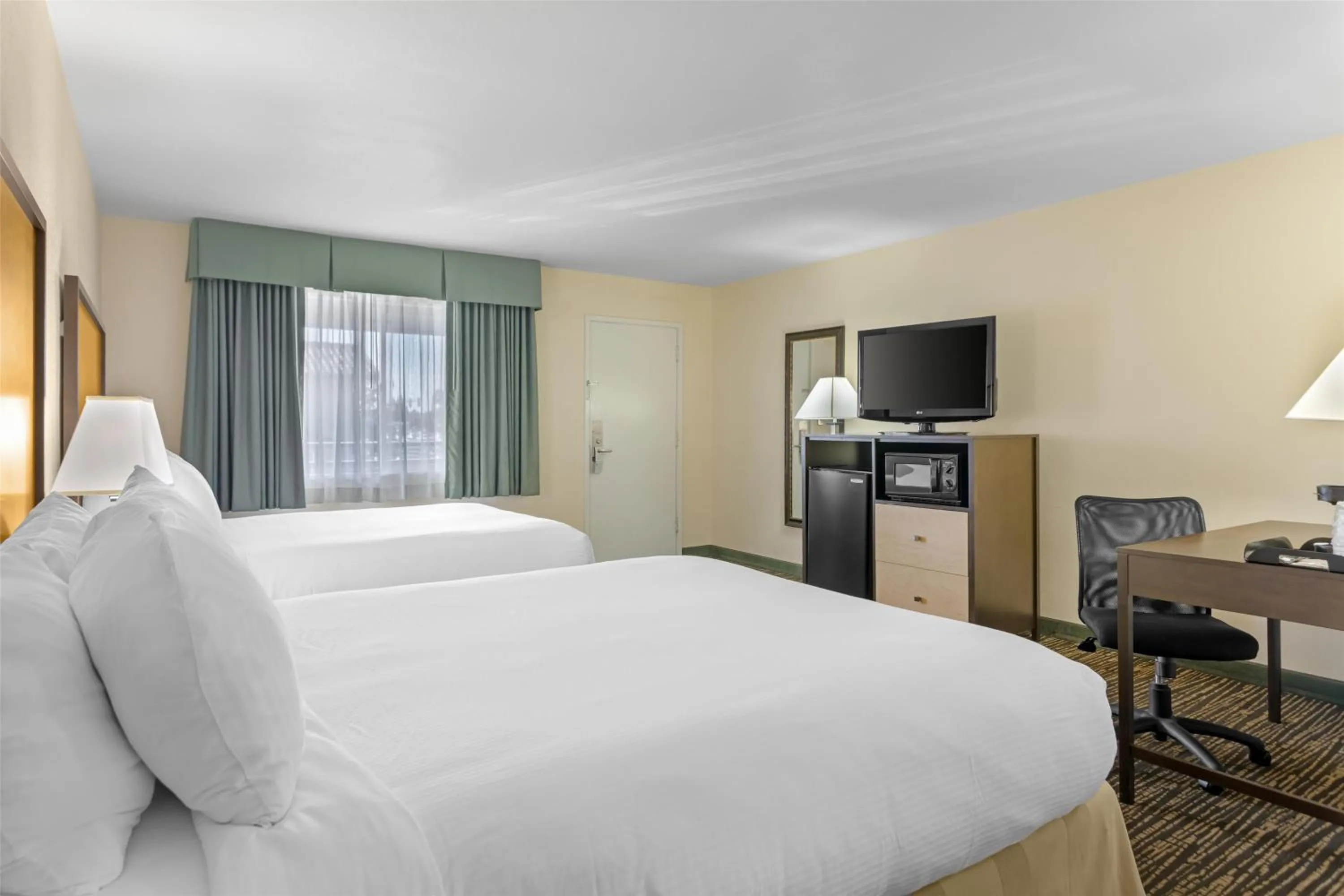 Bedroom, Bed in Best Western Petaluma Inn