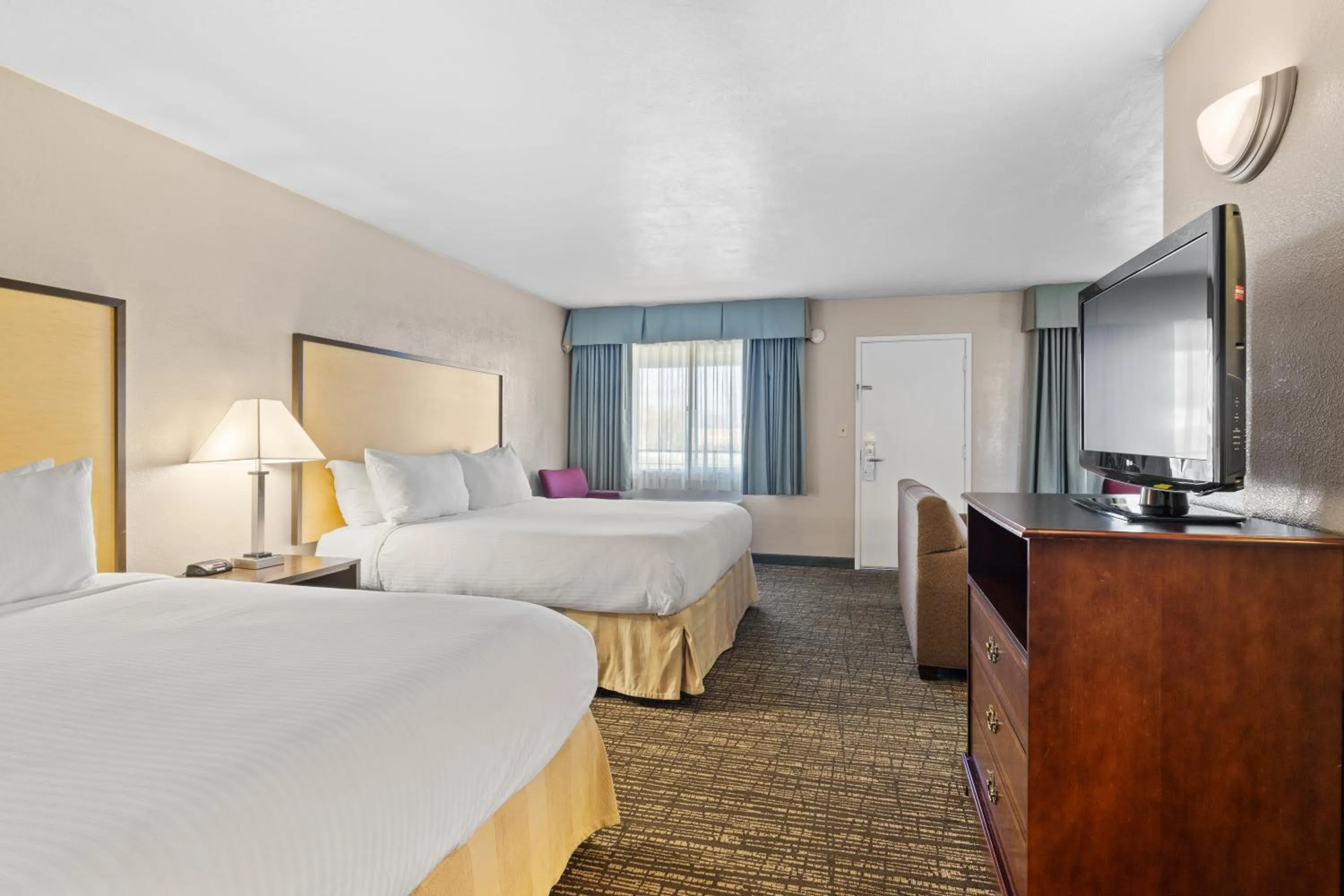 Patio, Bed in Best Western Petaluma Inn