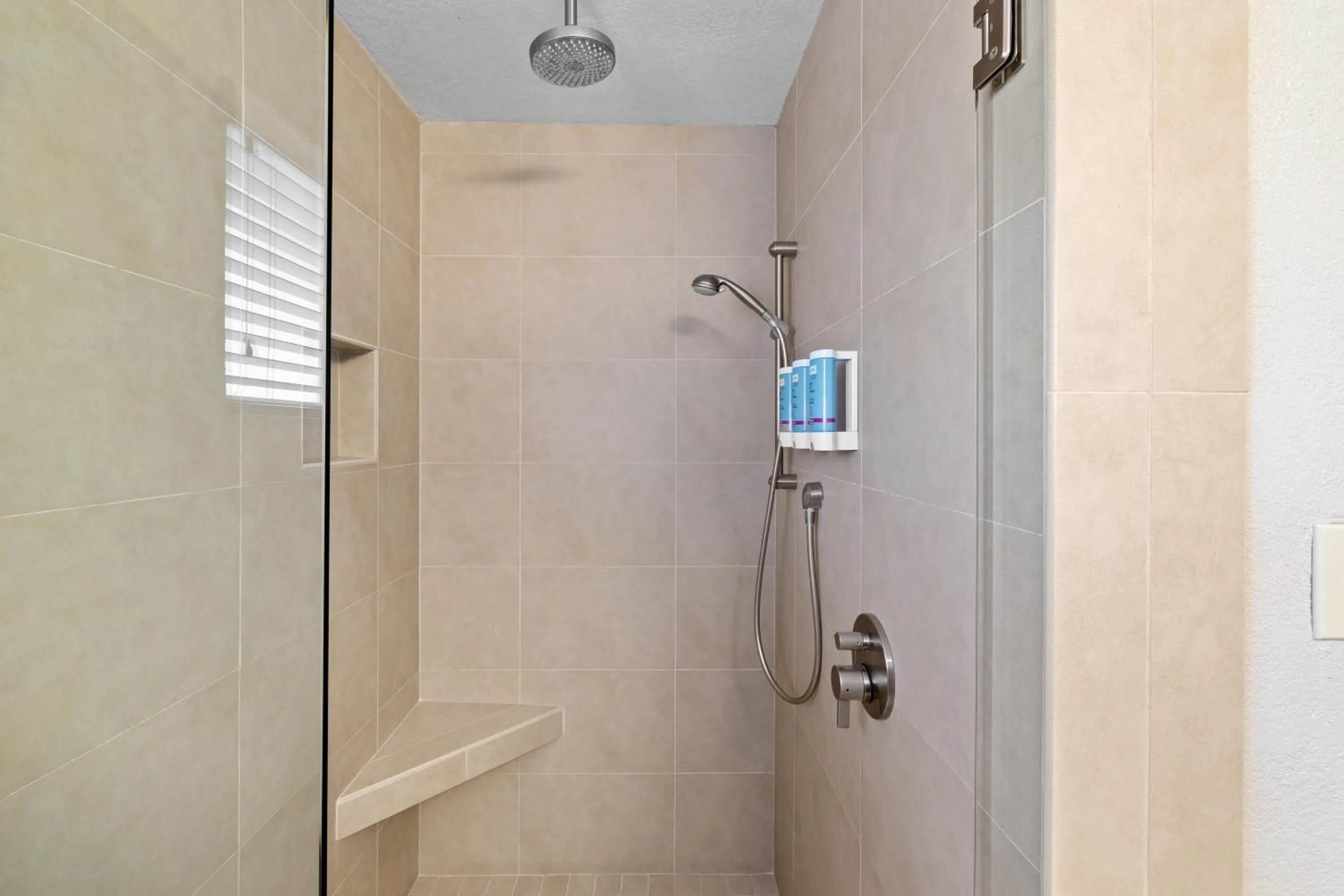 Shower in Best Western Petaluma Inn