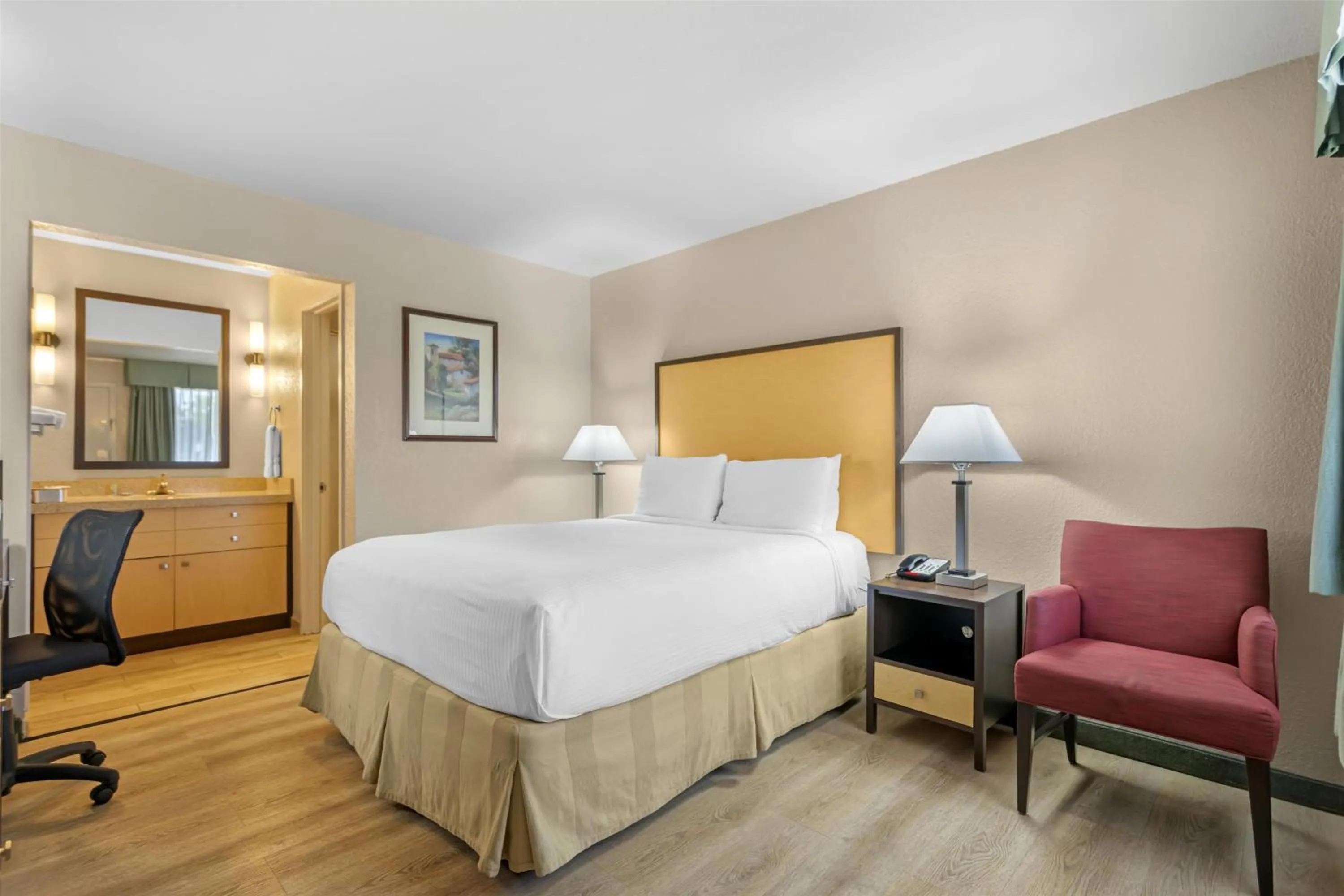 Bedroom, Bed in Best Western Petaluma Inn