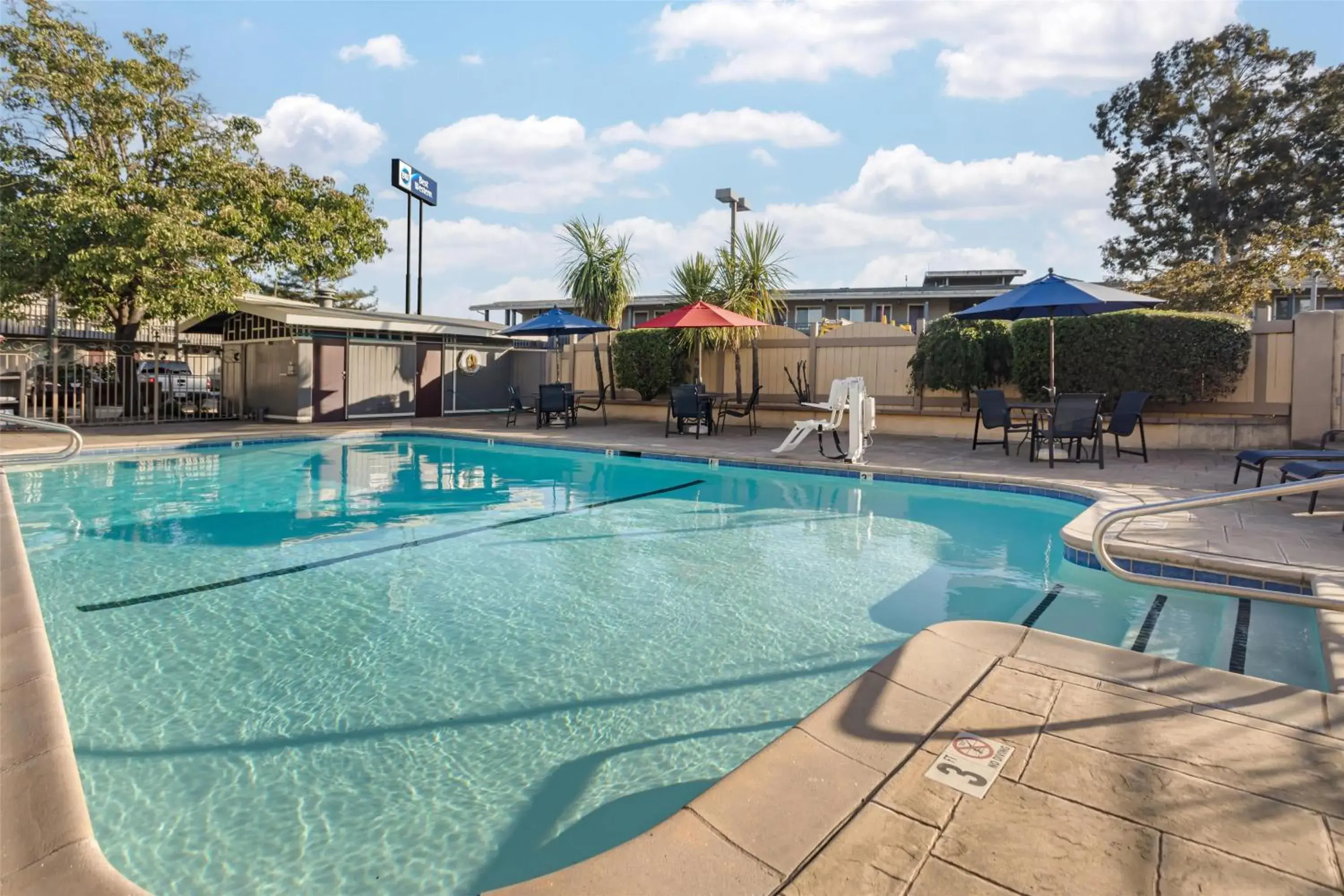 Pool view in Best Western Petaluma Inn Pool view in Best Western Petaluma Inn