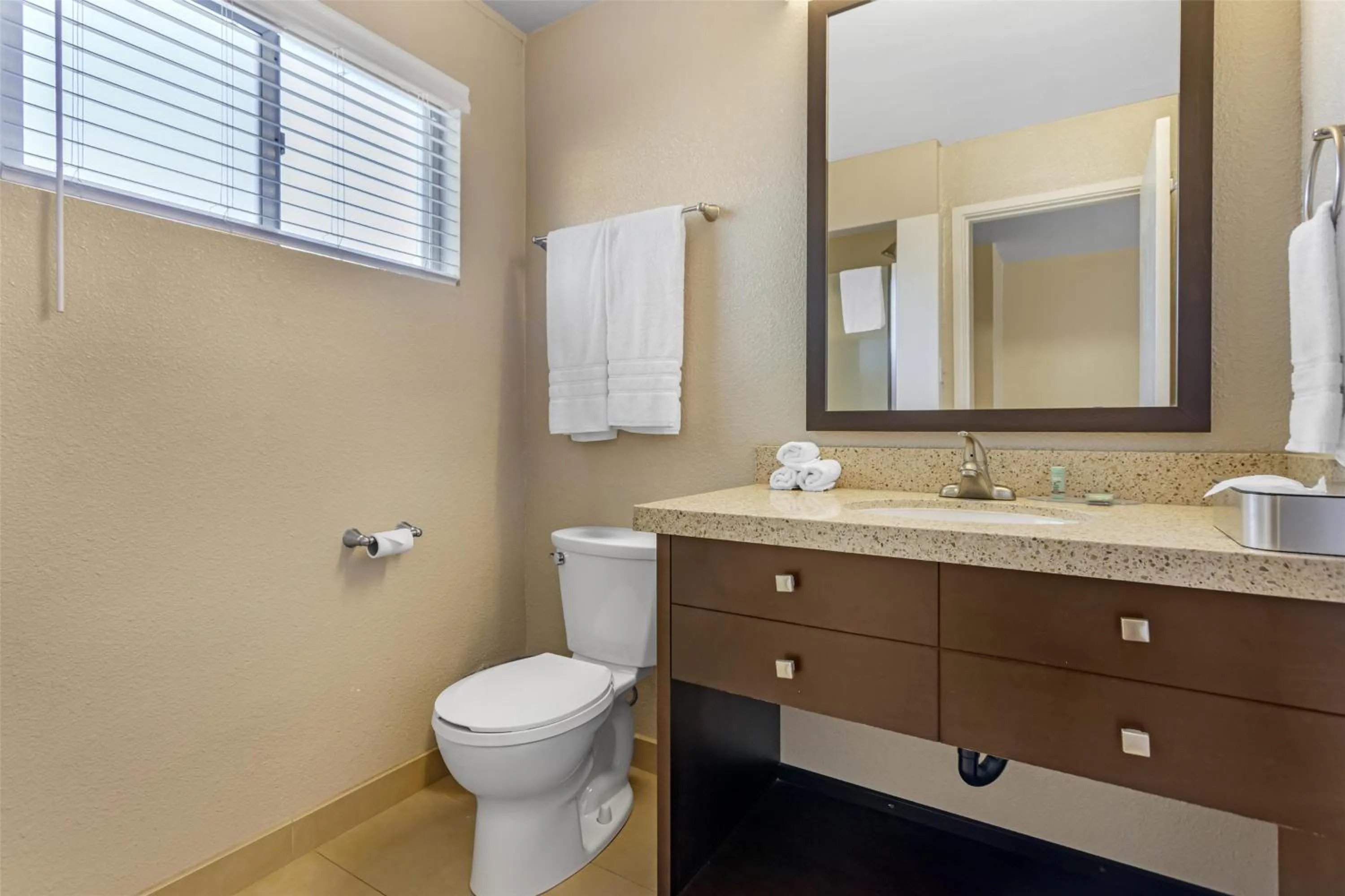 Bathroom in Best Western Petaluma Inn