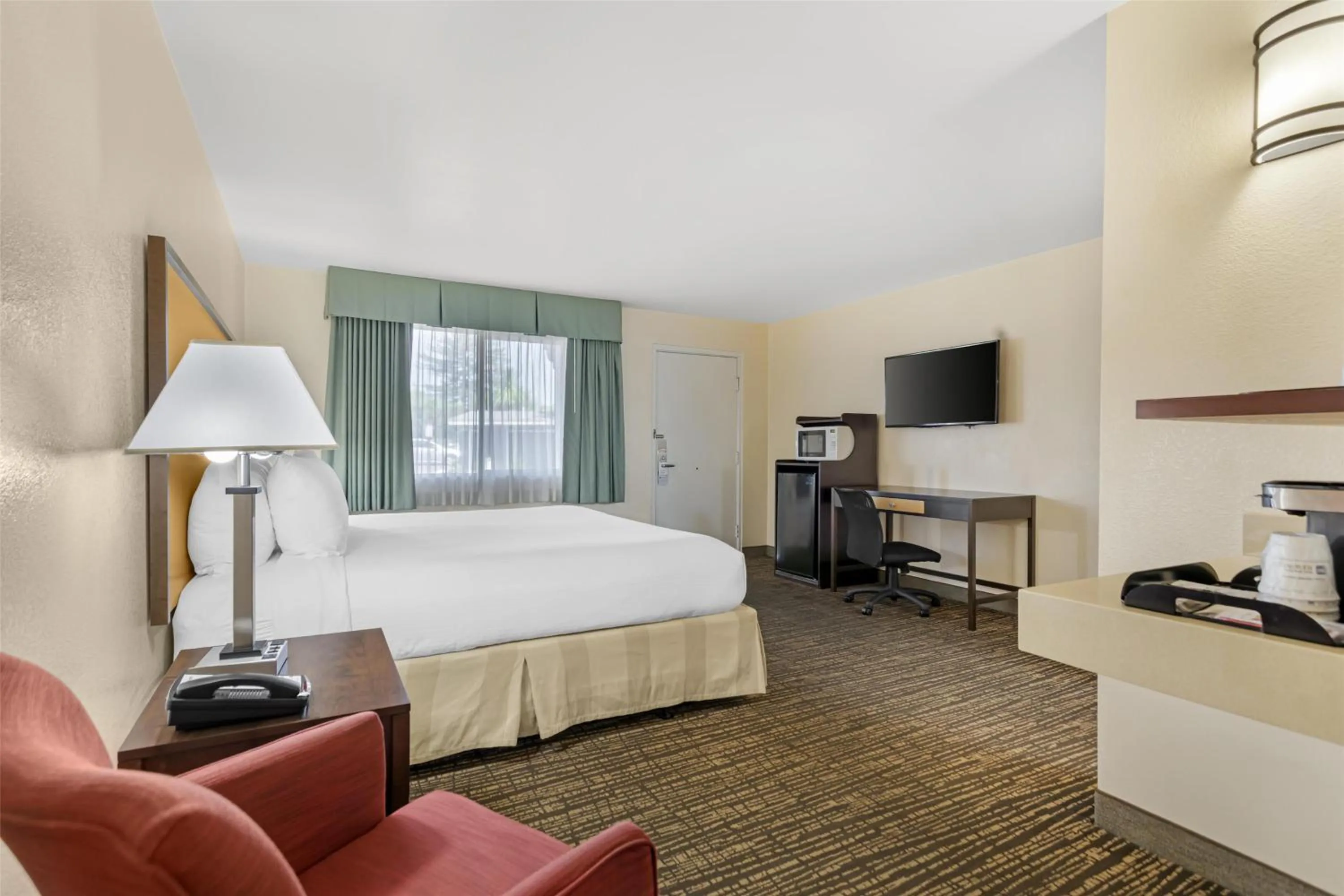 Bedroom, Bed in Best Western Petaluma Inn