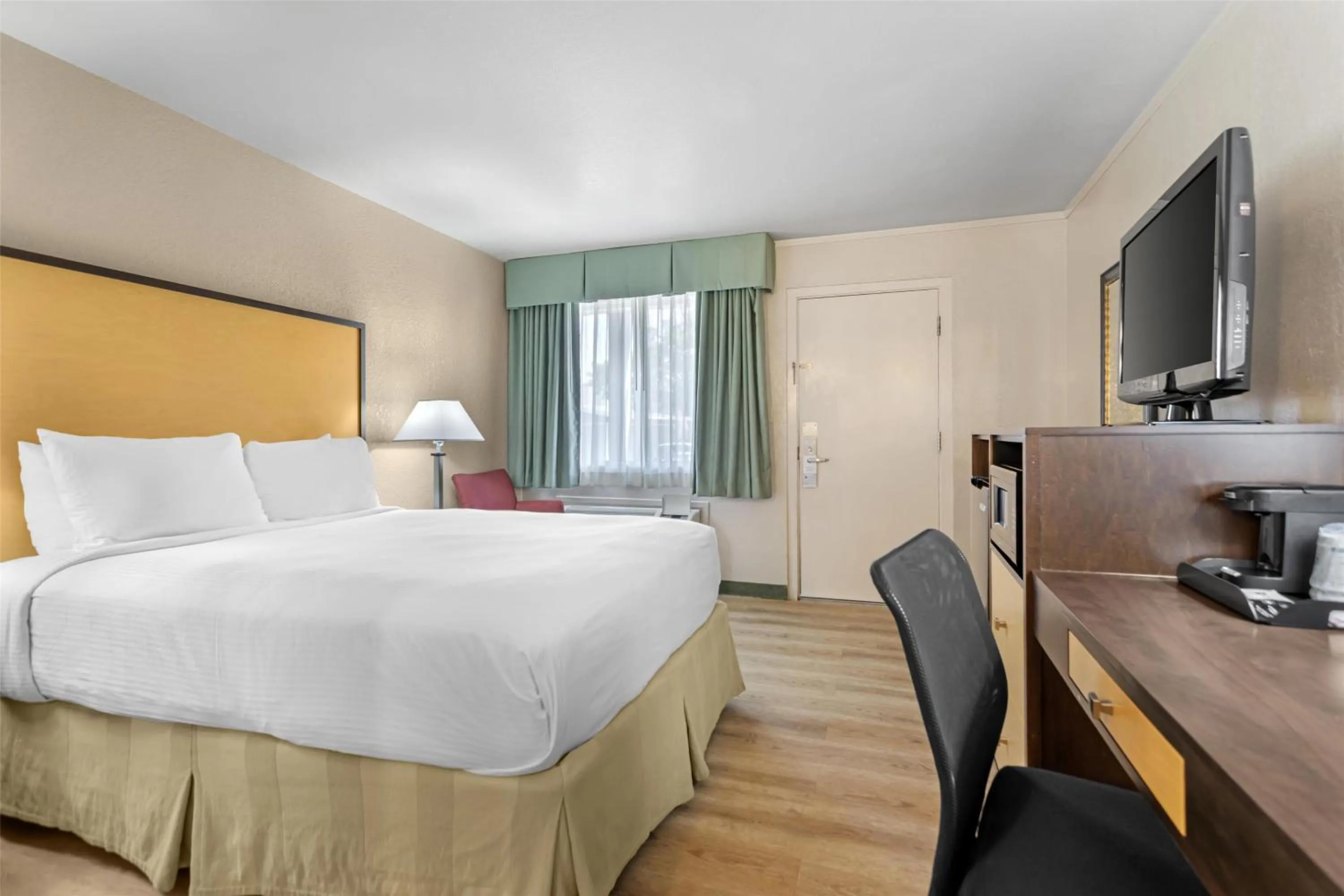 Bedroom, Bed in Best Western Petaluma Inn