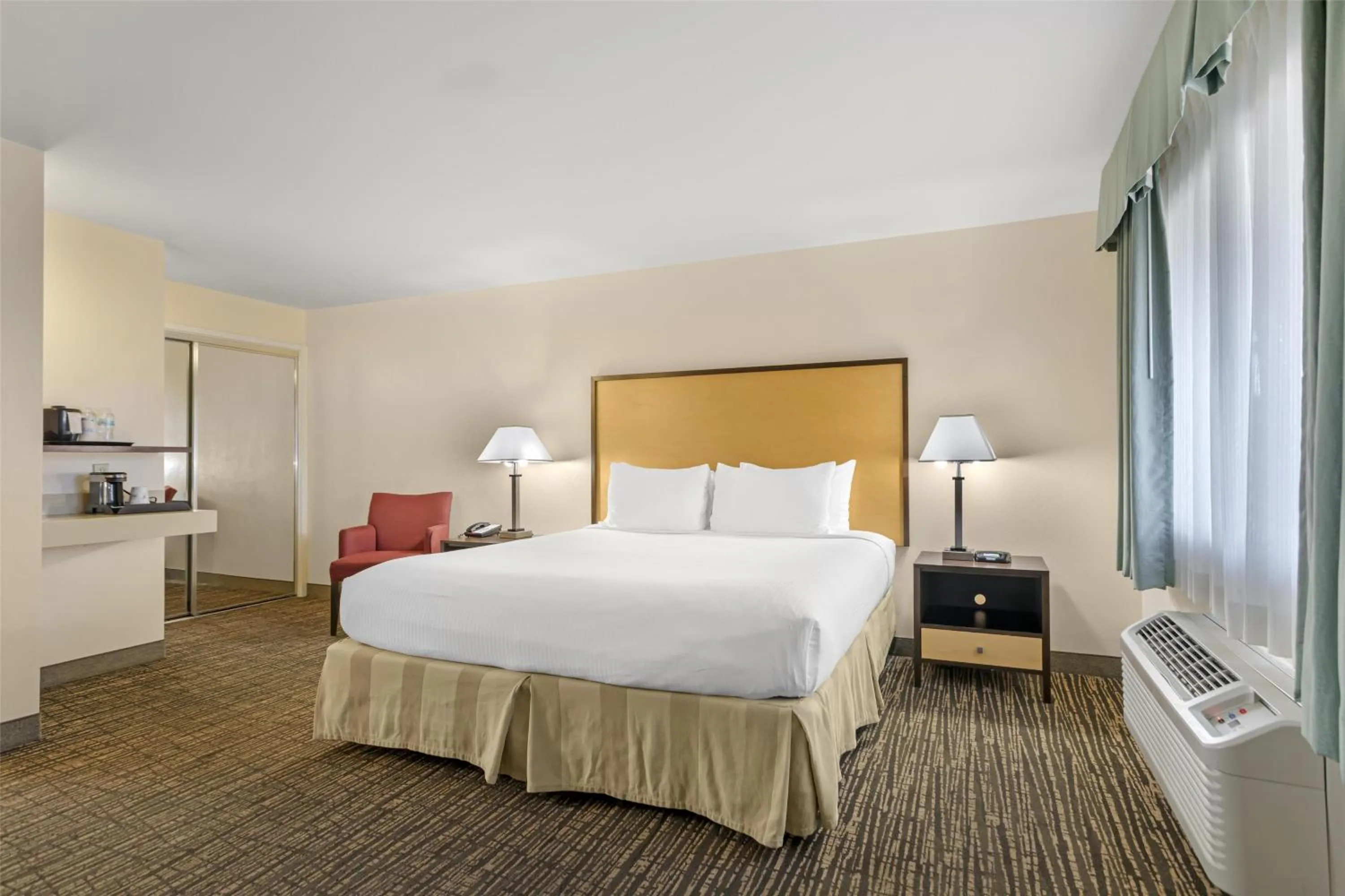 Bedroom, Bed in Best Western Petaluma Inn