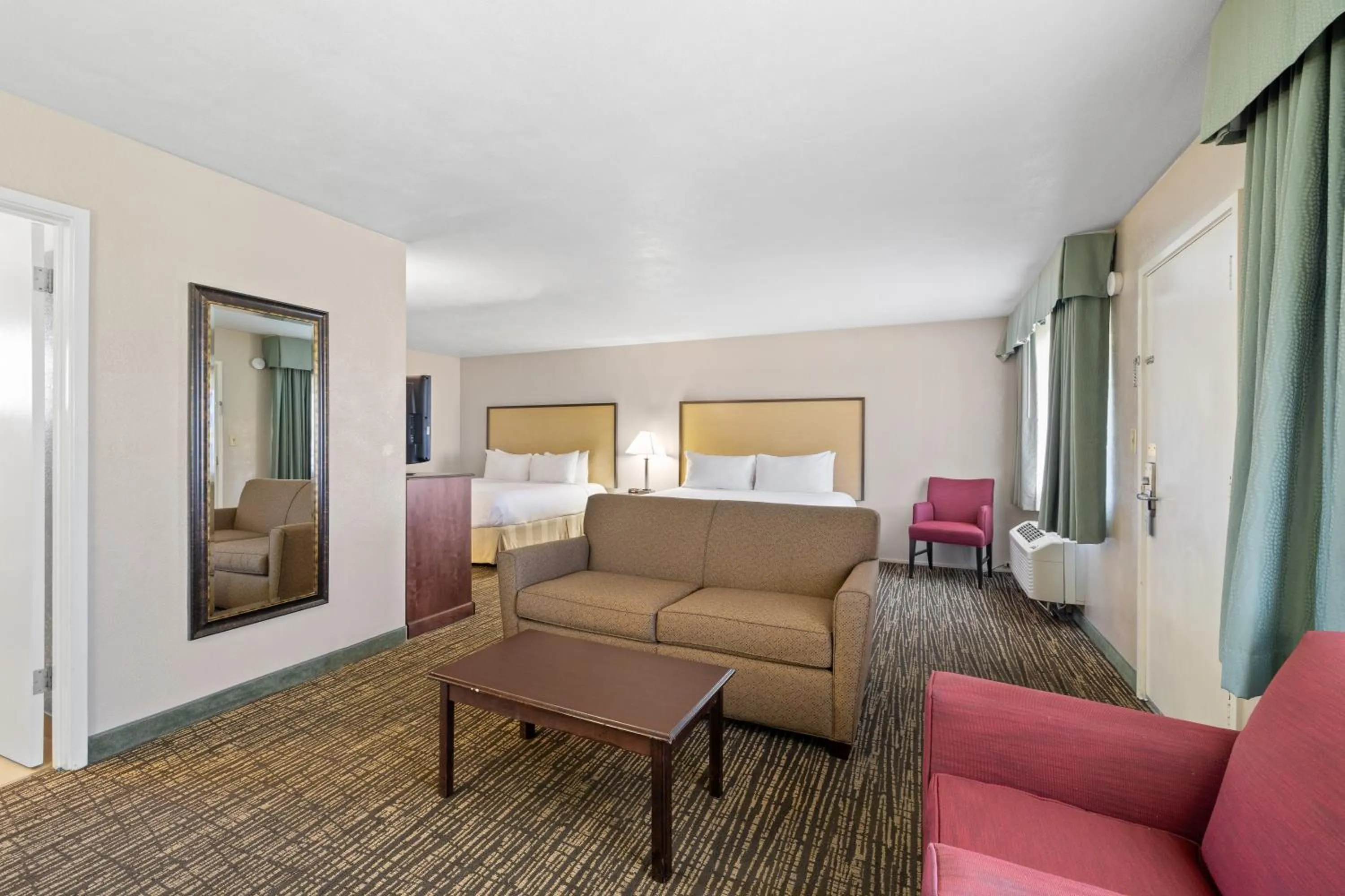 Patio, Bed in Best Western Petaluma Inn