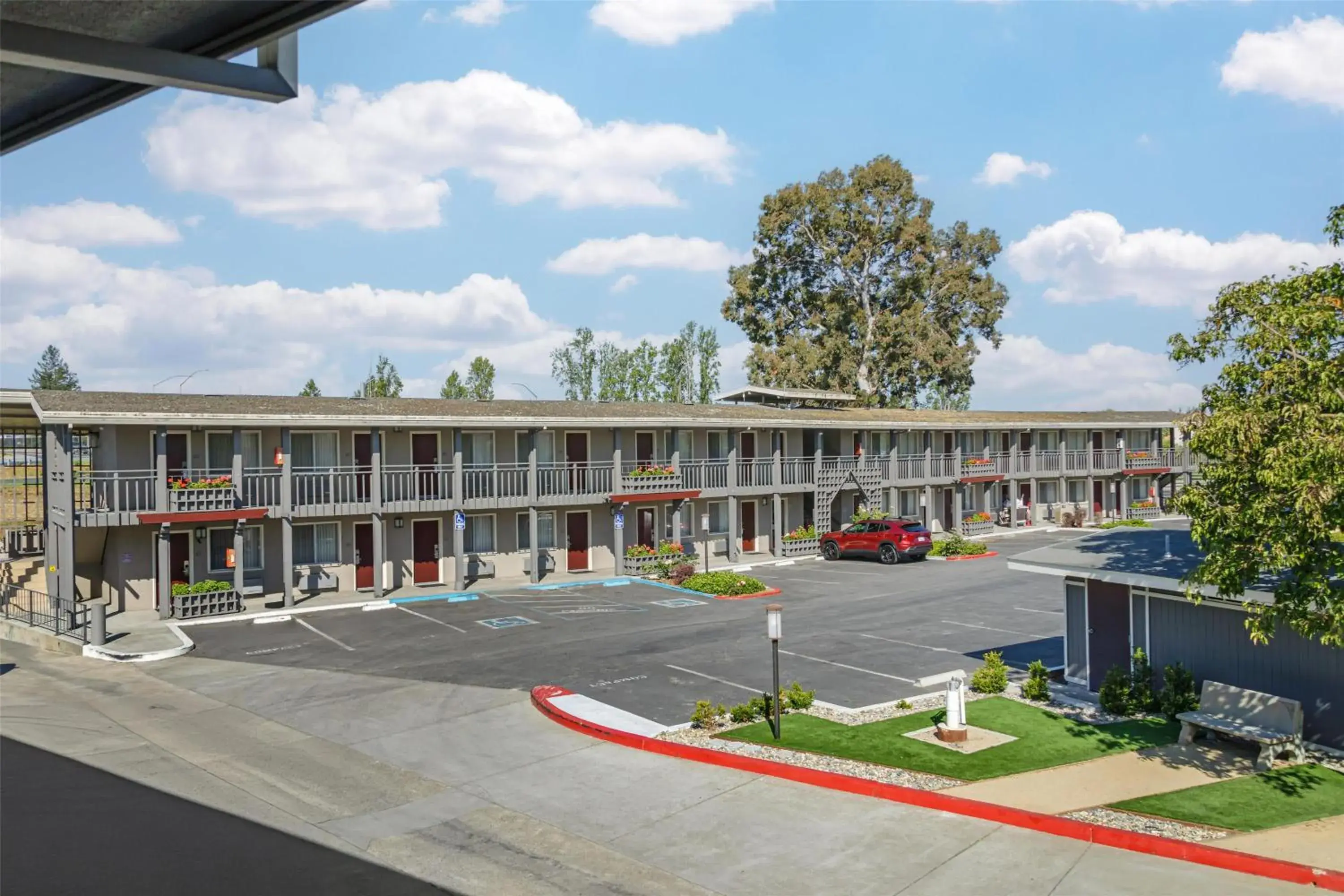 Property building in Best Western Petaluma Inn Property building in Best Western Petaluma Inn