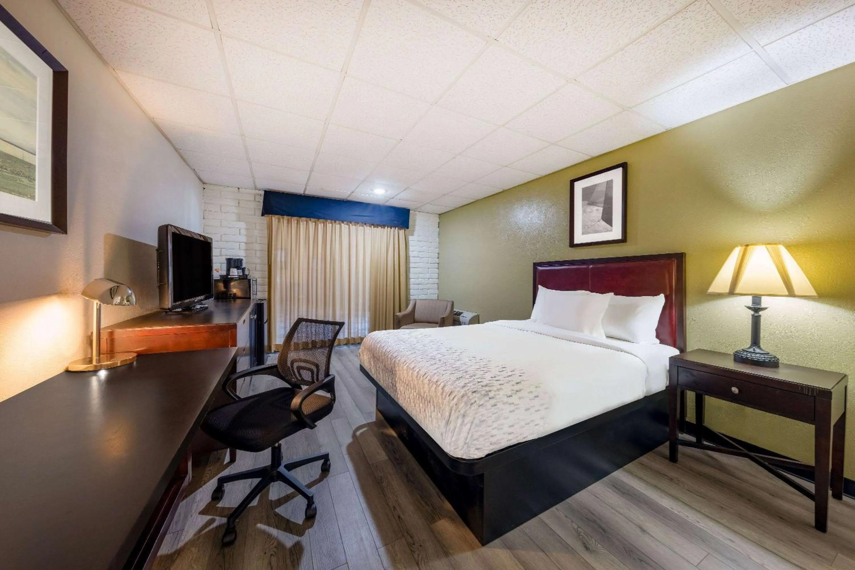 Photo of the whole room, Bed in Baymont by Wyndham El Dorado