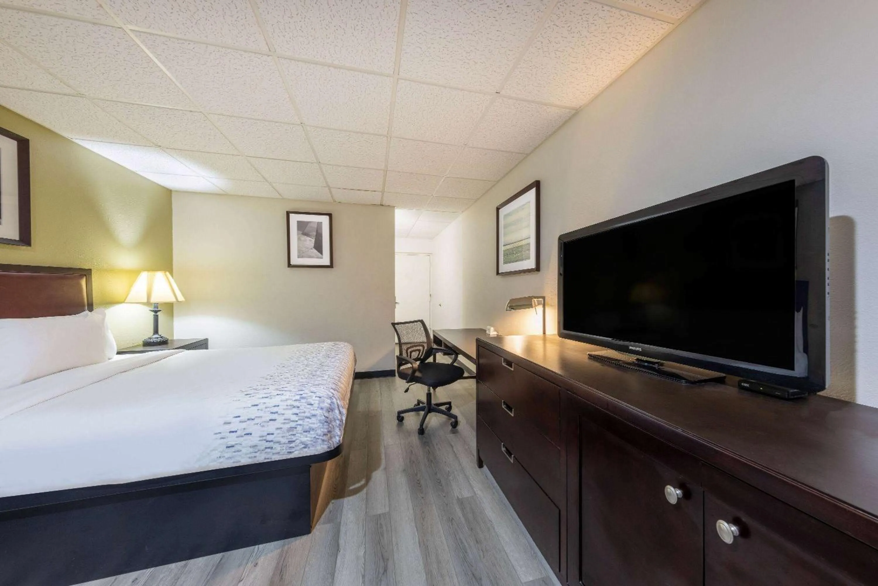 Photo of the whole room, Bed in Baymont by Wyndham El Dorado