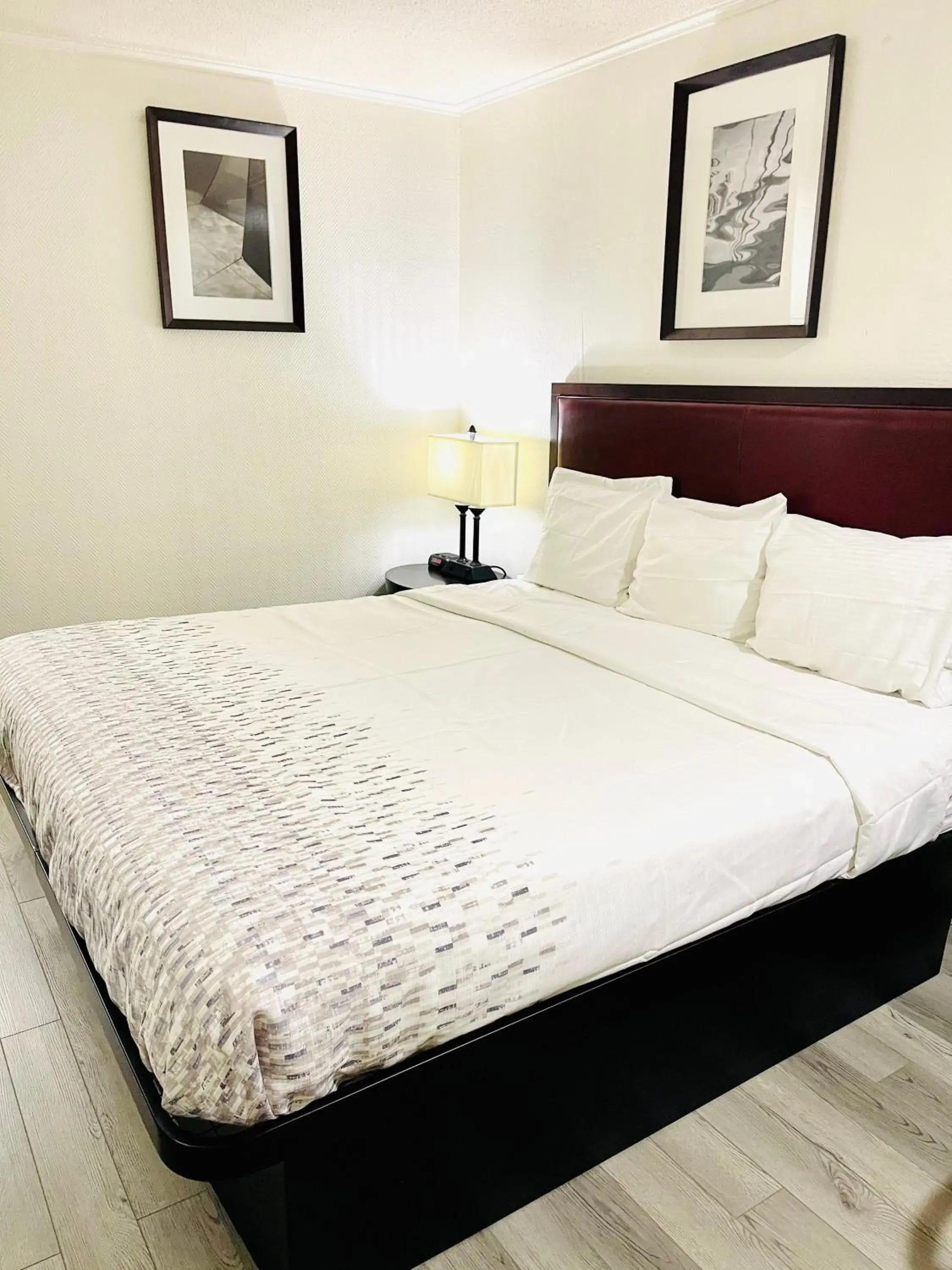 Queen Room - Mobility Access/Non-Smoking in Baymont by Wyndham El Dorado Queen Room - Mobility Access/Non-Smoking in Baymont by Wyndham El Dorado