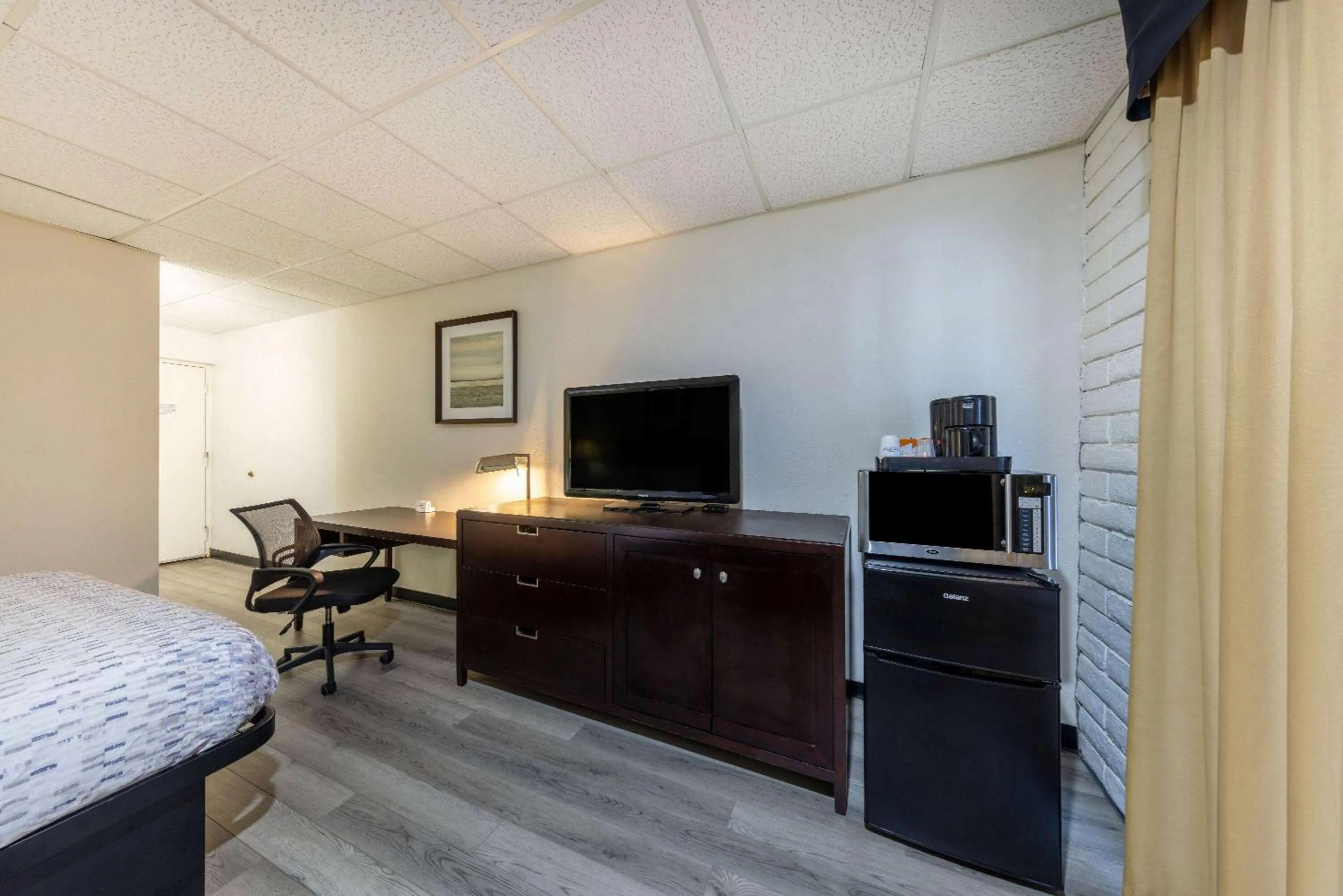 Photo of the whole room, Bed in Baymont by Wyndham El Dorado