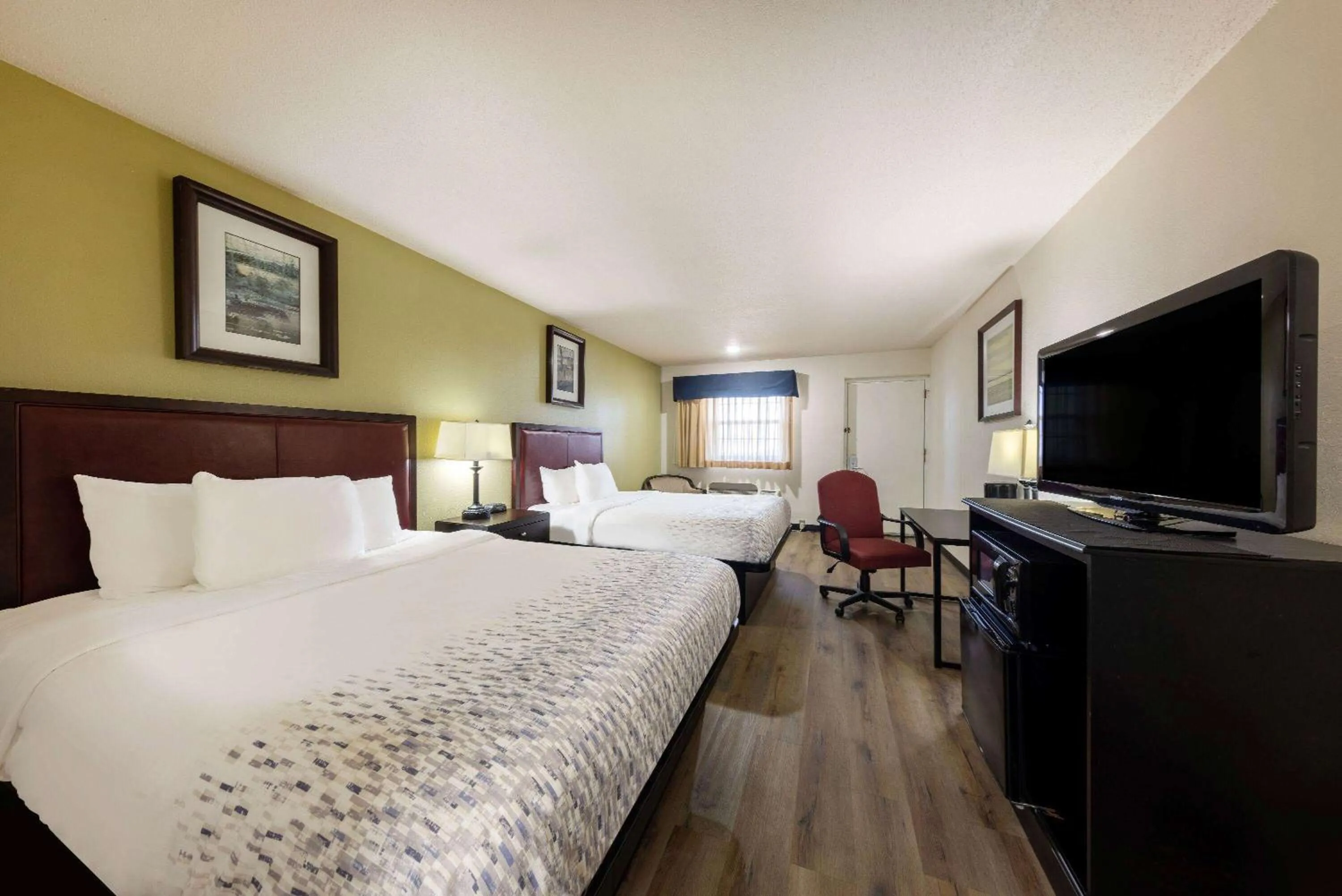 Photo of the whole room, Bed in Baymont by Wyndham El Dorado
