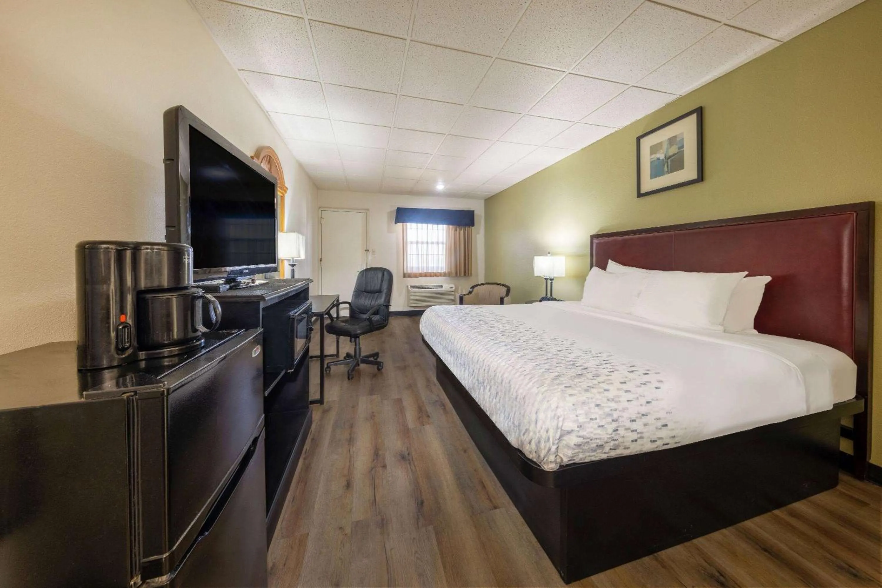 Photo of the whole room, Bed in Baymont by Wyndham El Dorado