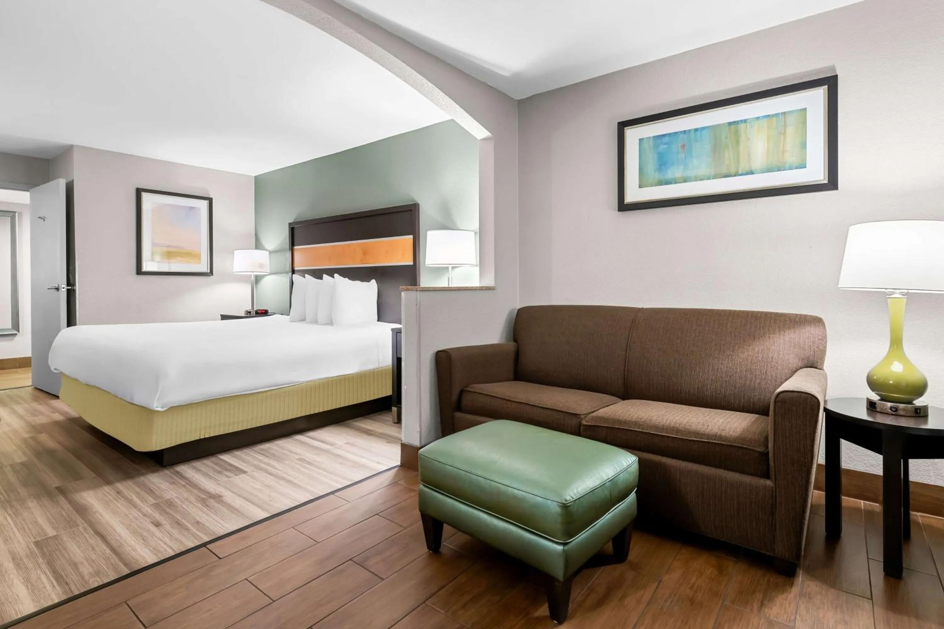 Bedroom, Bed in Best Western Executive Suites