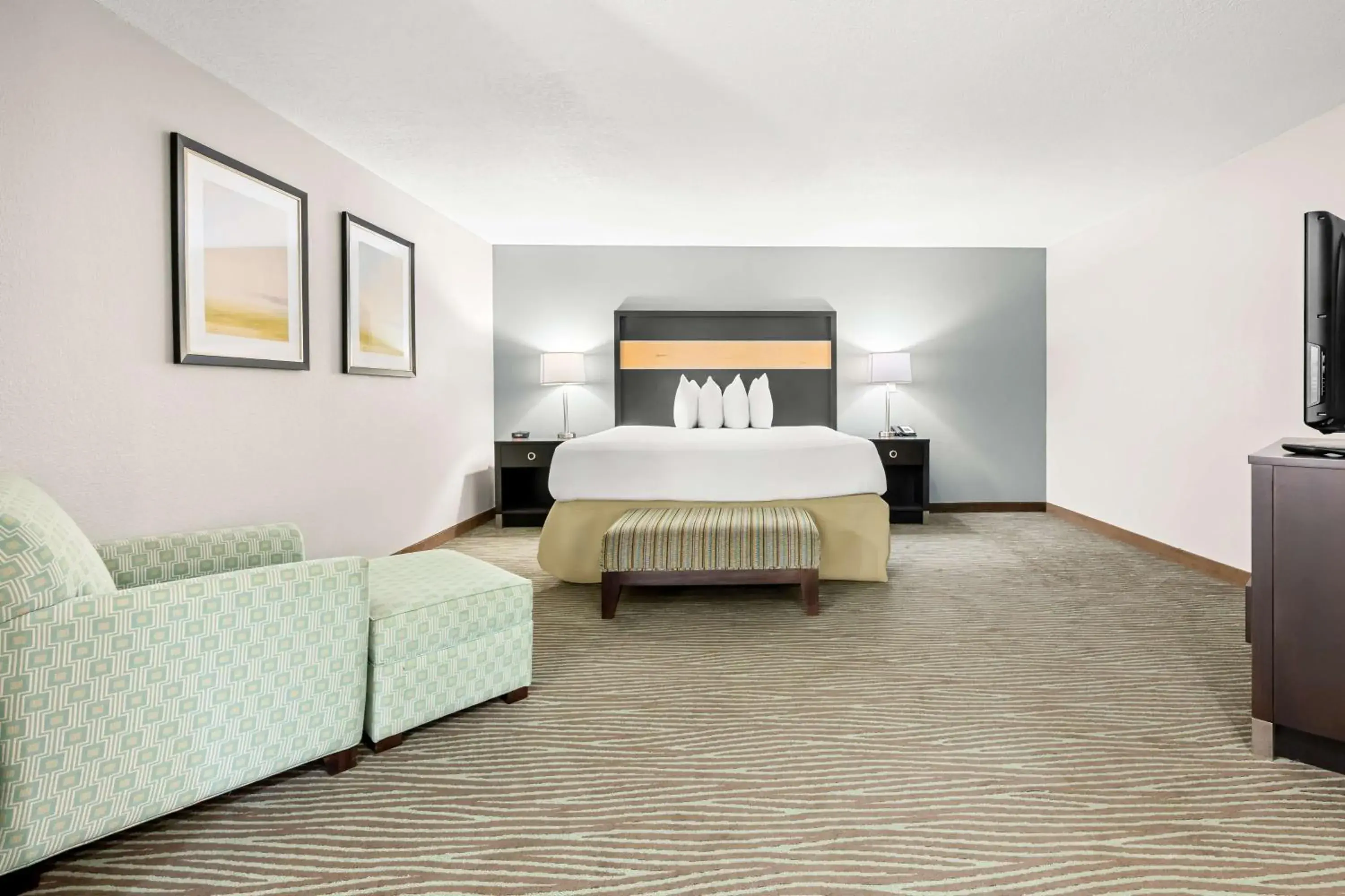 Photo of the whole room, Bed in Best Western Executive Suites Photo of the whole room, Bed in Best Western Executive Suites