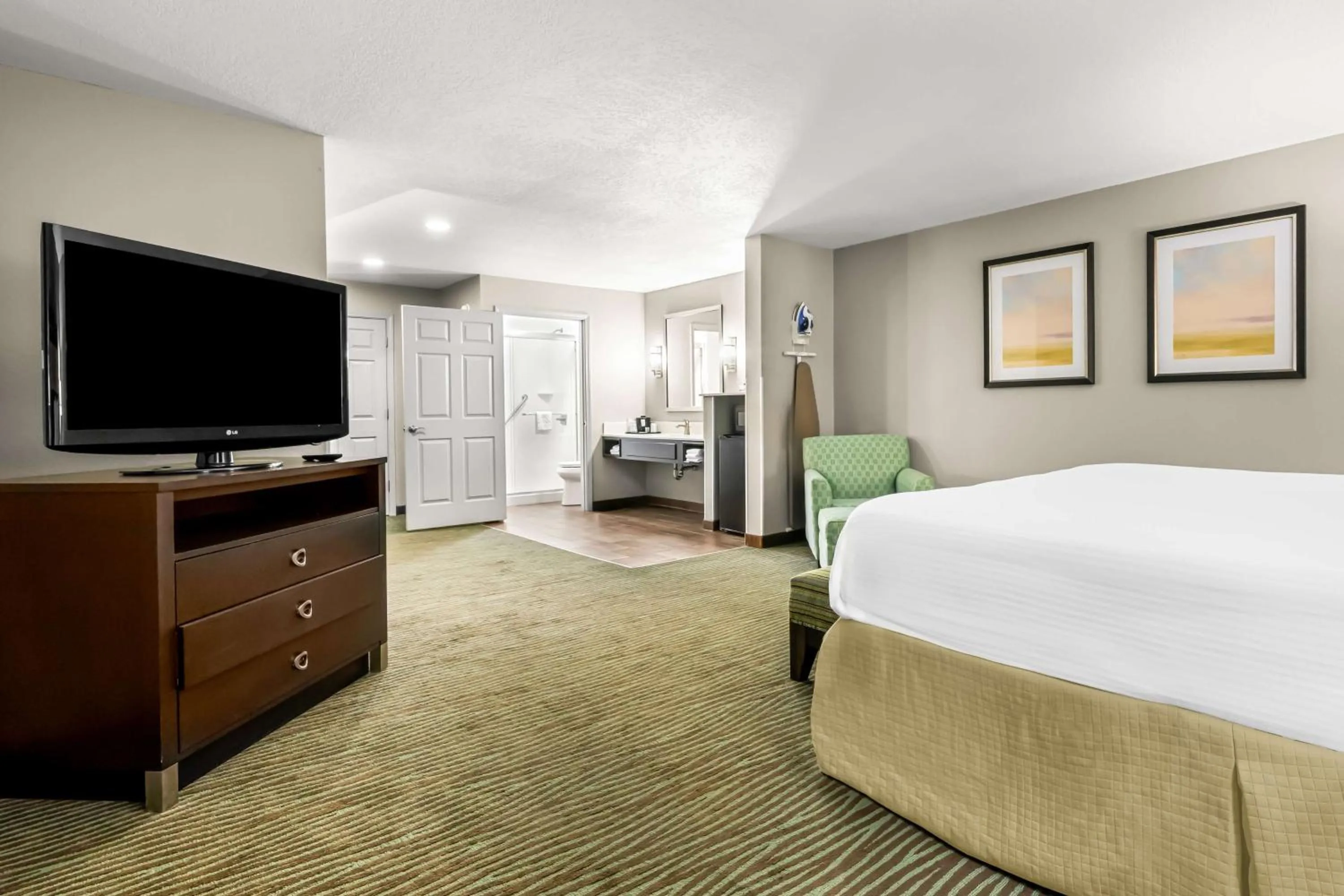 Photo of the whole room, Bed in Best Western Executive Suites