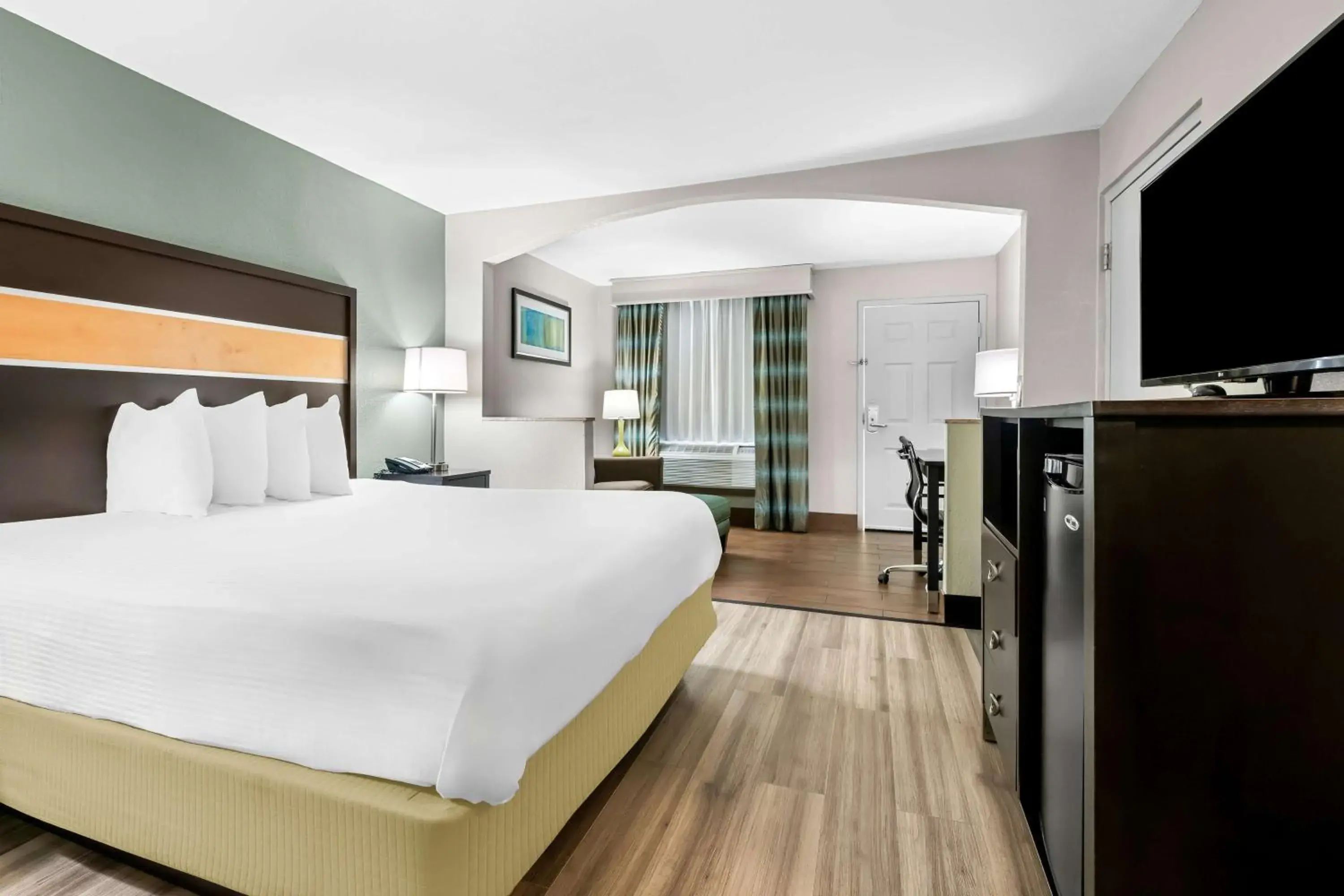 Bedroom, Bed in Best Western Executive Suites Bedroom, Bed in Best Western Executive Suites