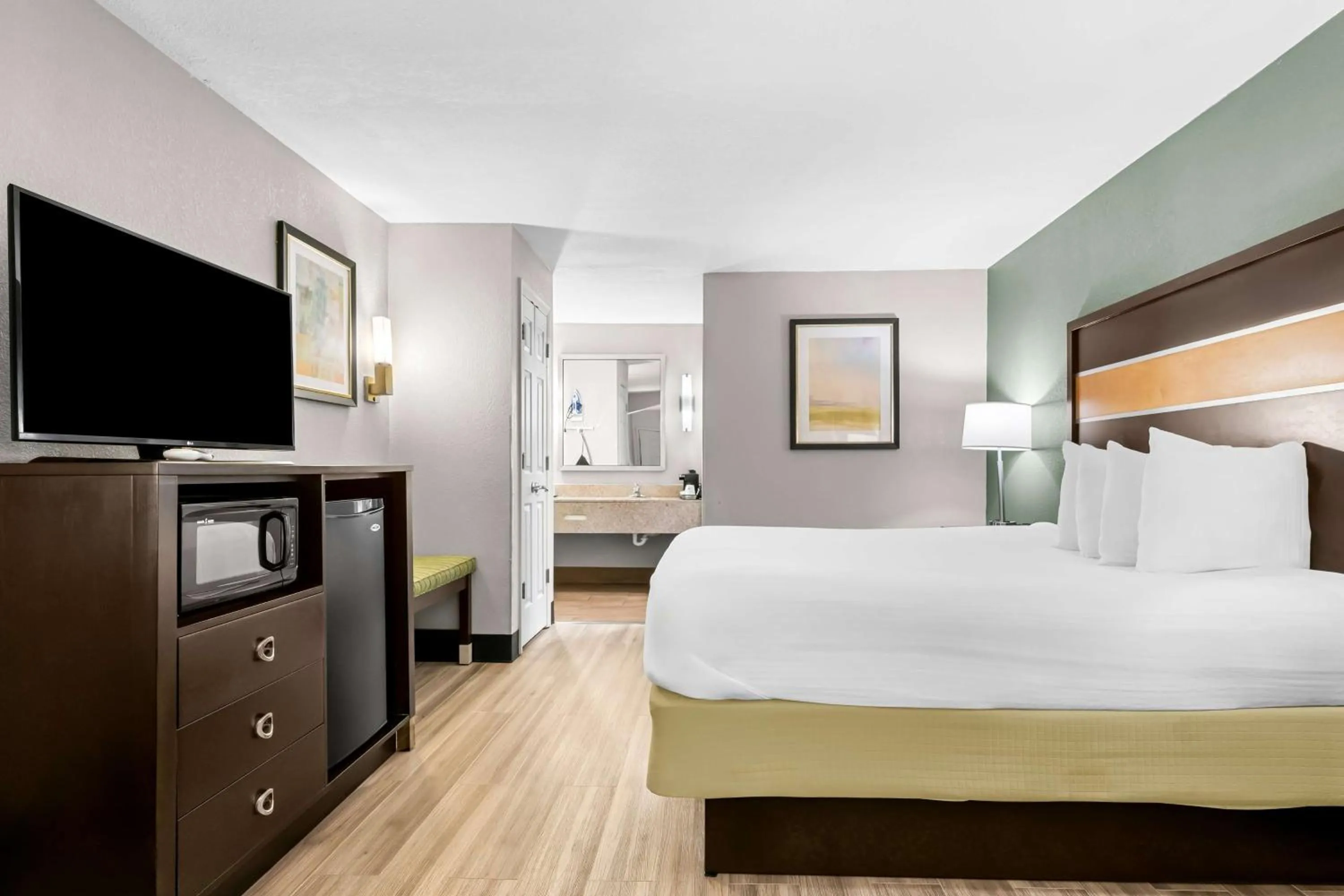 Bedroom, Bed in Best Western Executive Suites