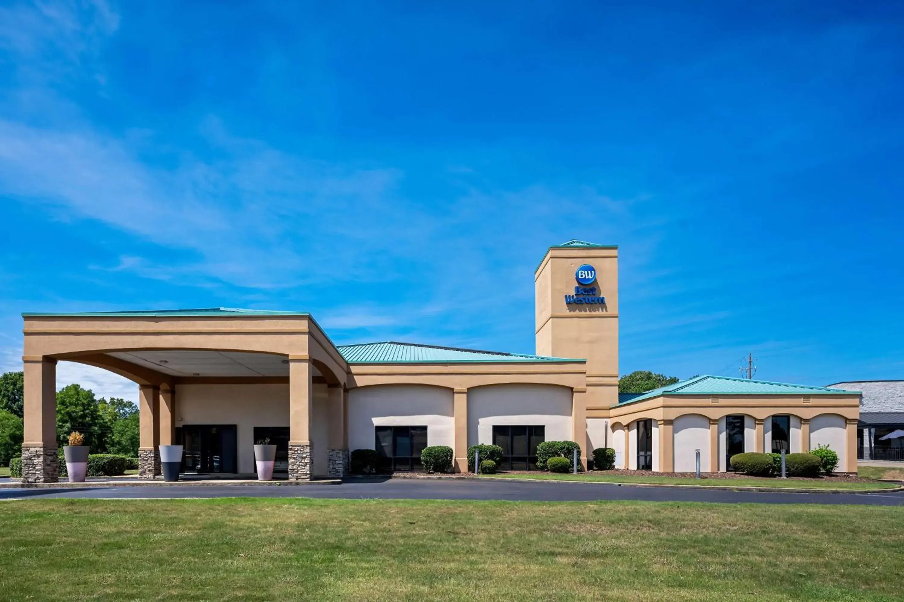 Property building in Best Western Executive Suites Property building in Best Western Executive Suites