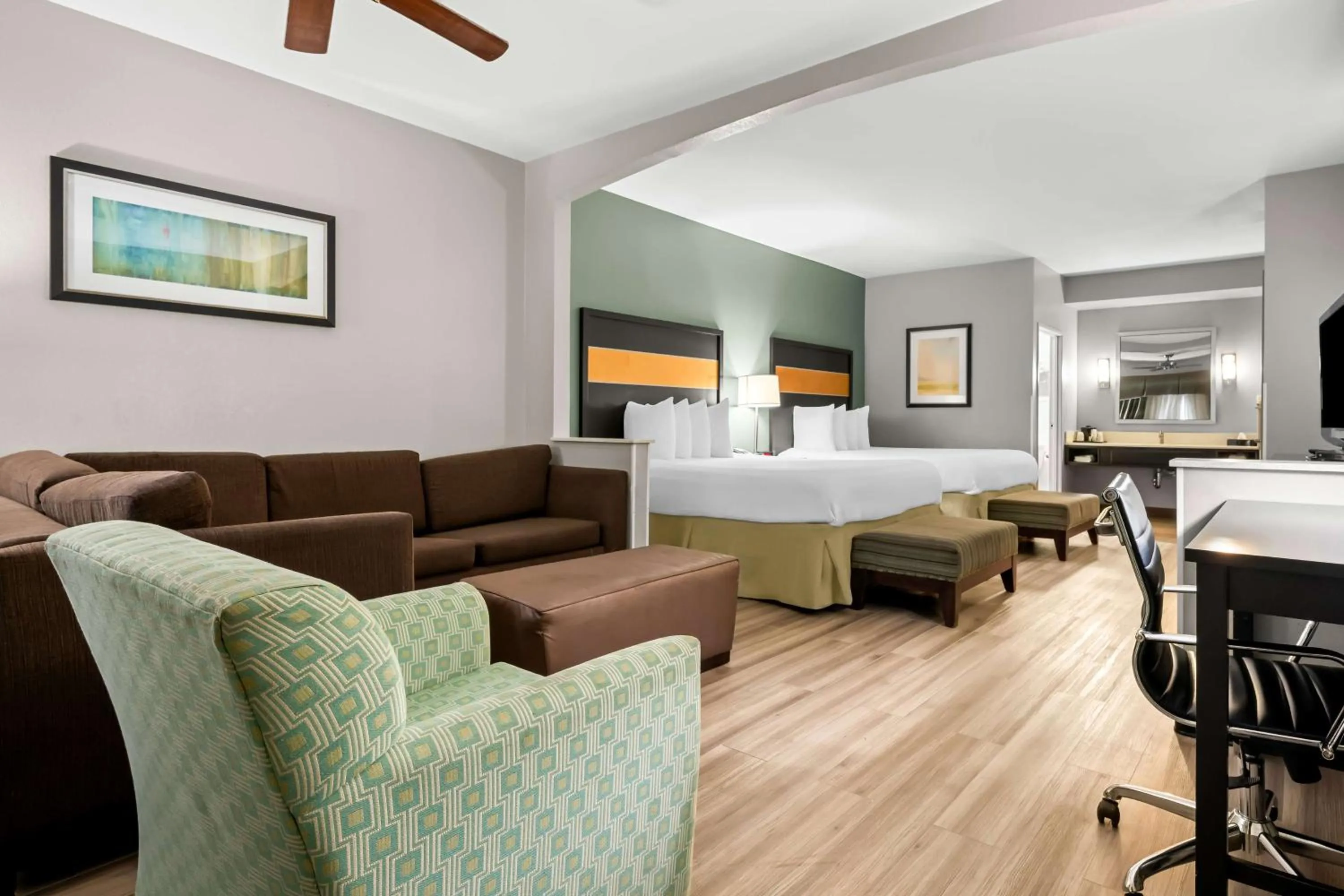 Bedroom, Bed in Best Western Executive Suites