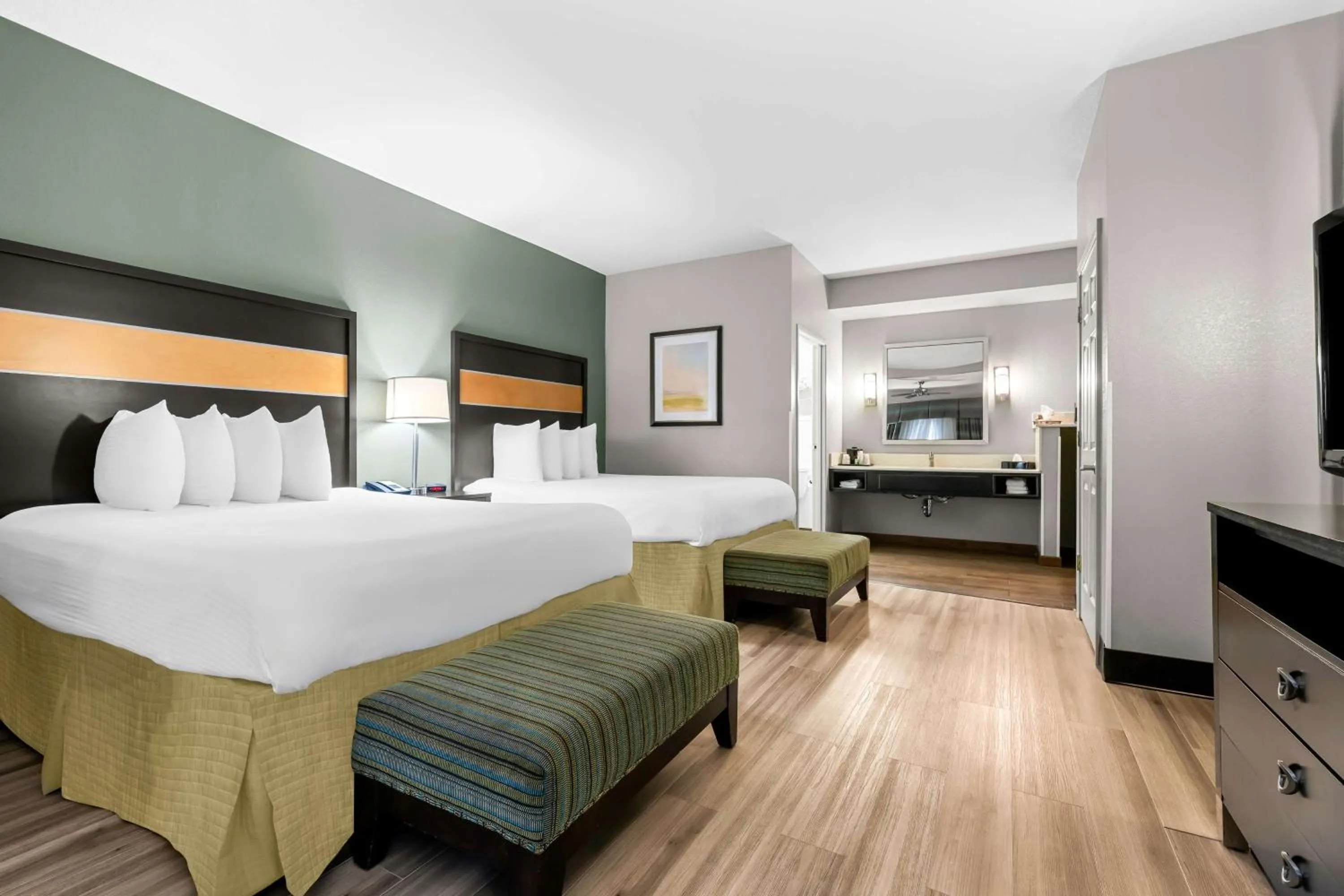 Bedroom, Bed in Best Western Executive Suites