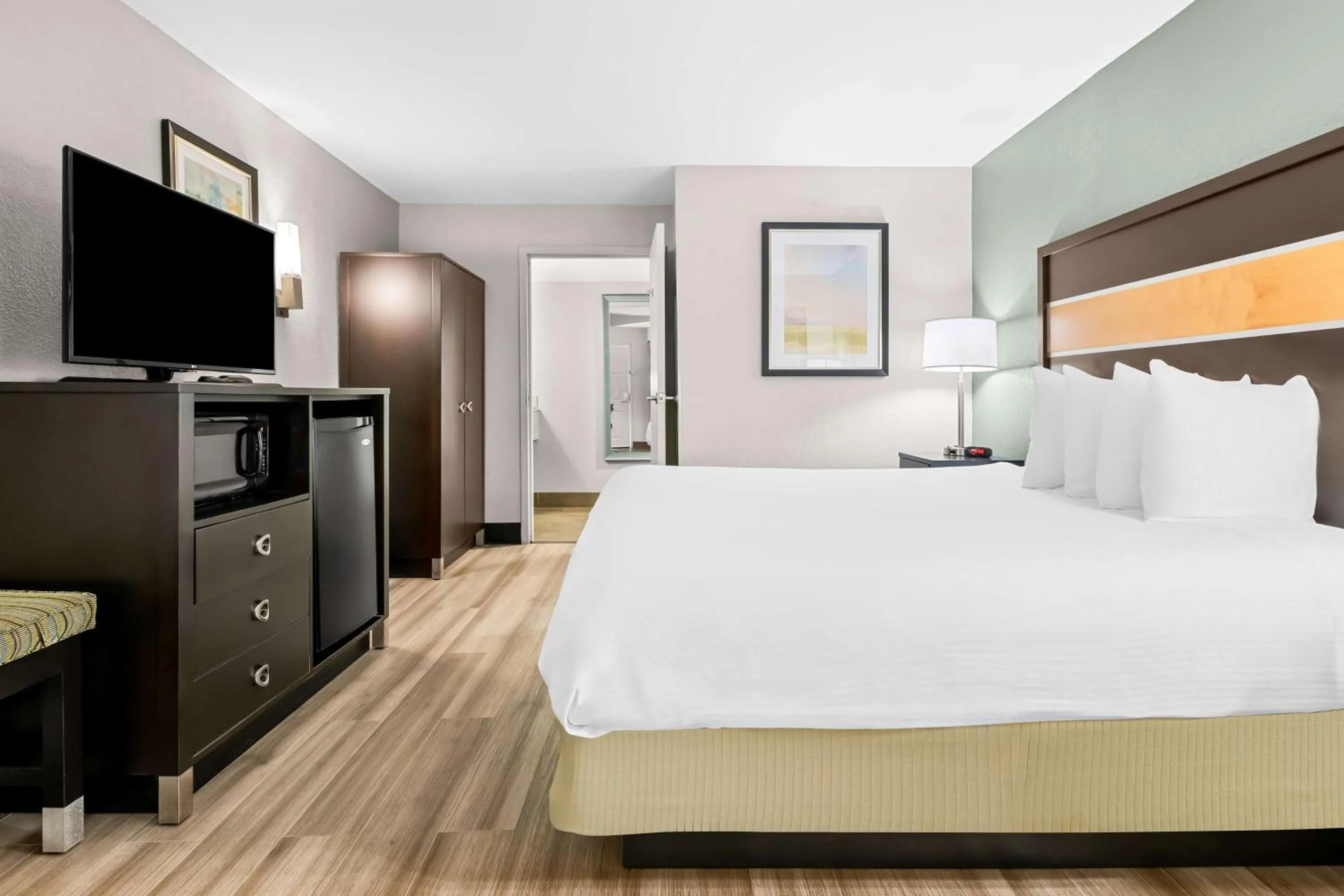 Bedroom, Bed in Best Western Executive Suites