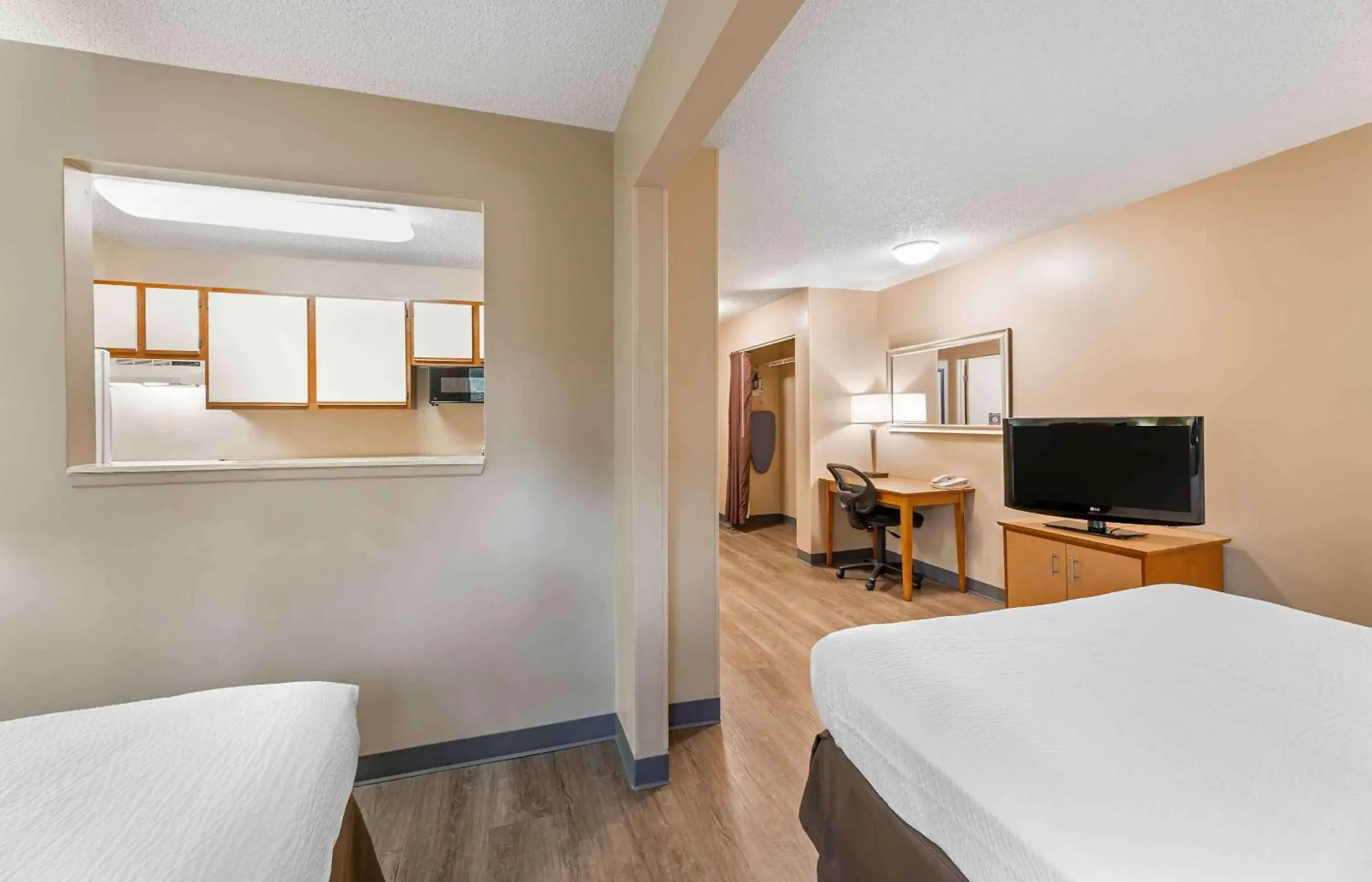Bedroom, Bed in Extended Stay America Suites - Cleveland - Westlake Bedroom, Bed in Extended Stay America Suites - Cleveland - Westlake