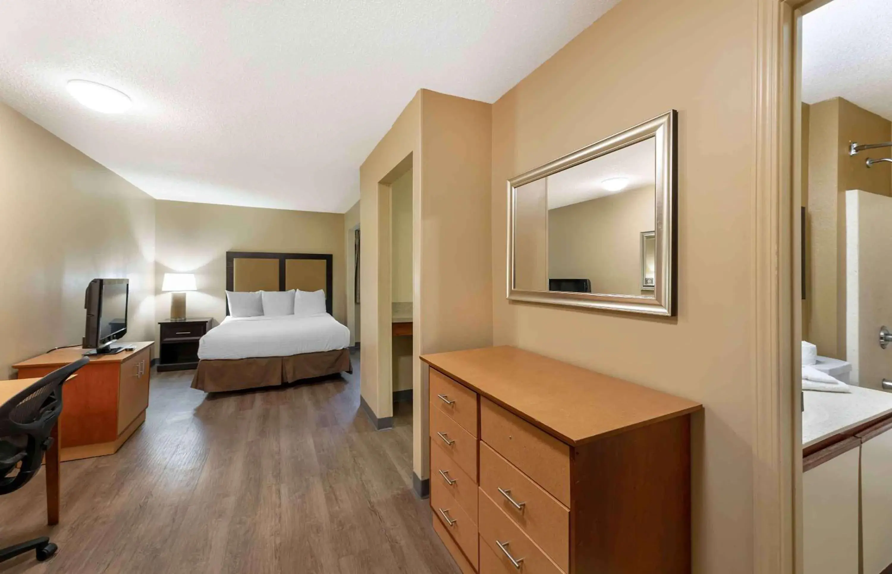 Bedroom, Bed in Extended Stay America Suites - Cleveland - Westlake Bedroom, Bed in Extended Stay America Suites - Cleveland - Westlake