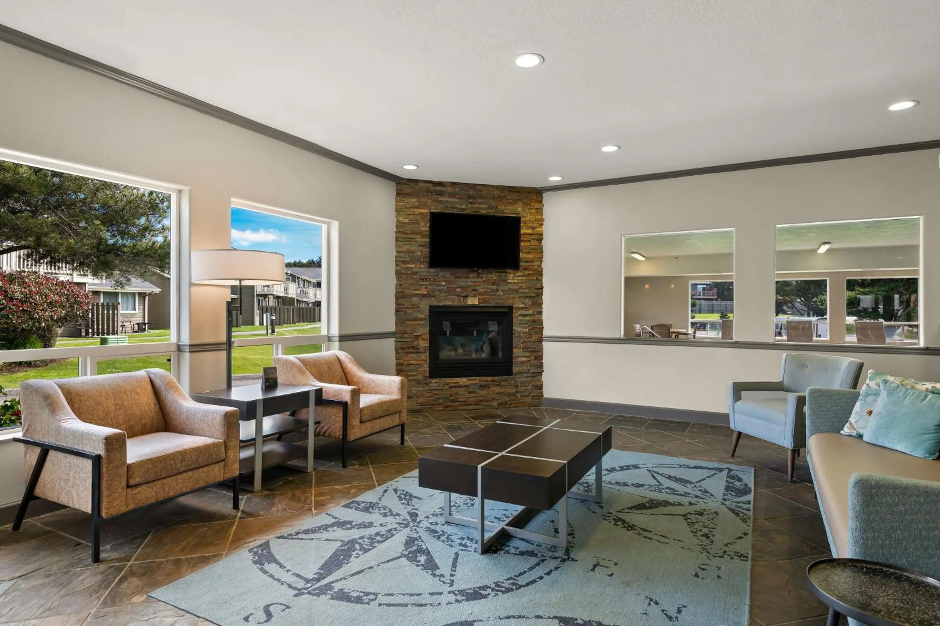 Communal lounge/ TV room in Best Western Inn at Face Rock