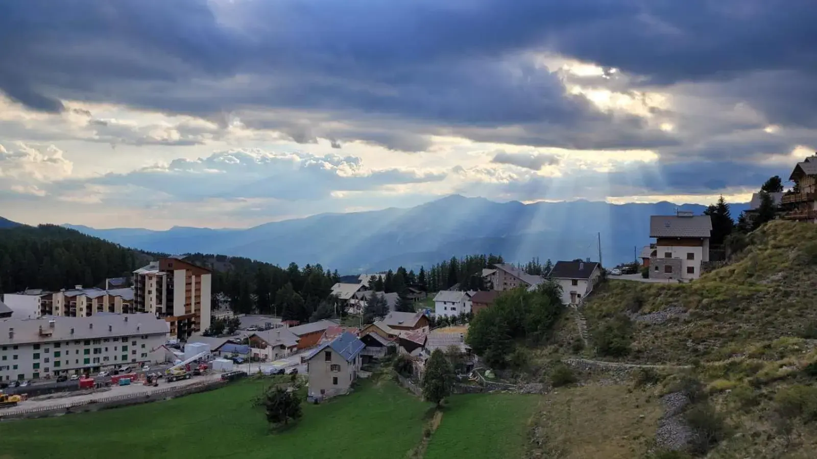 Nearby landmark in Adonis Le Chastellan Nearby landmark in Adonis Le Chastellan