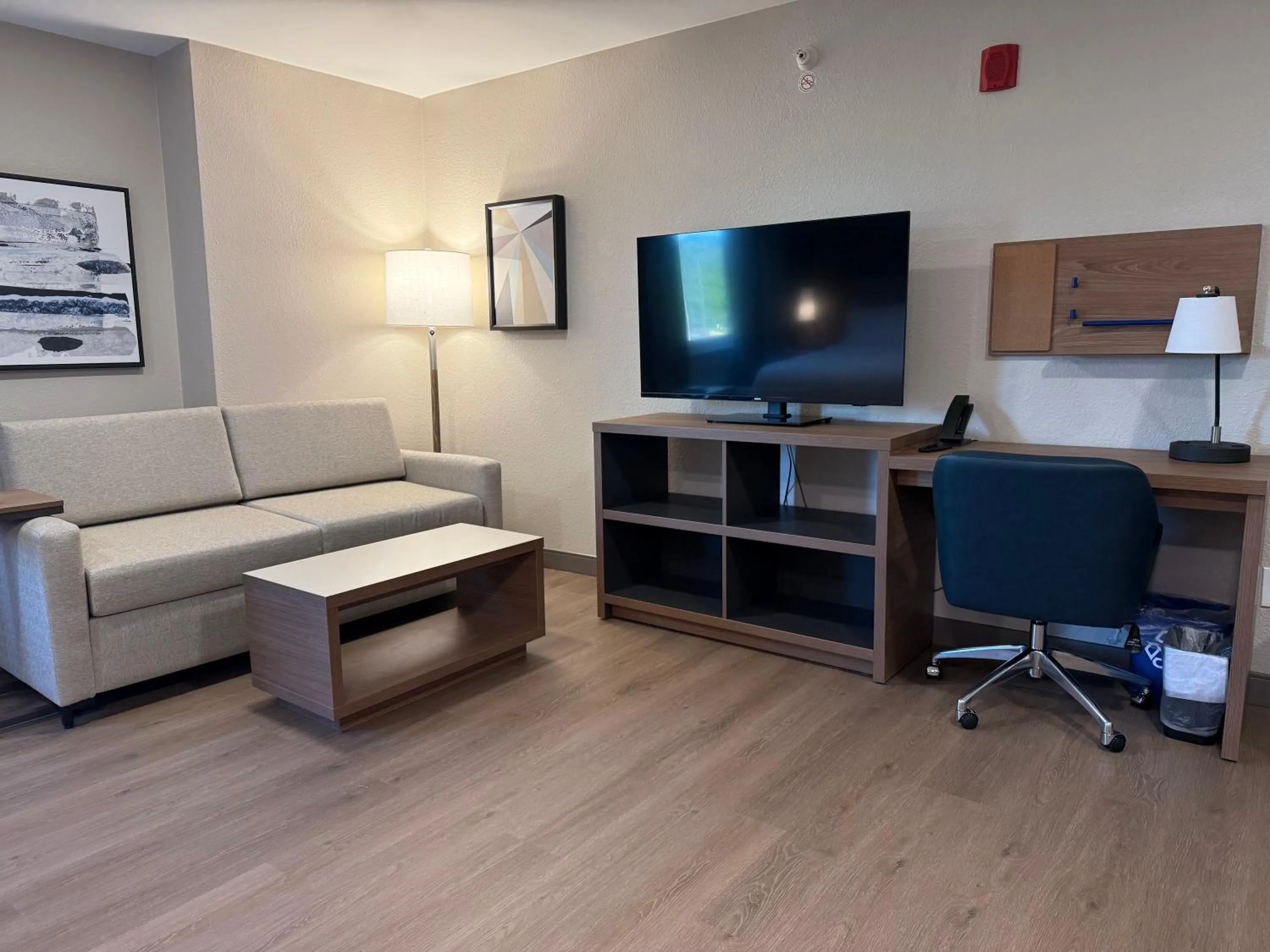 TV and multimedia in Candlewood Suites Jacksonville Southpoint