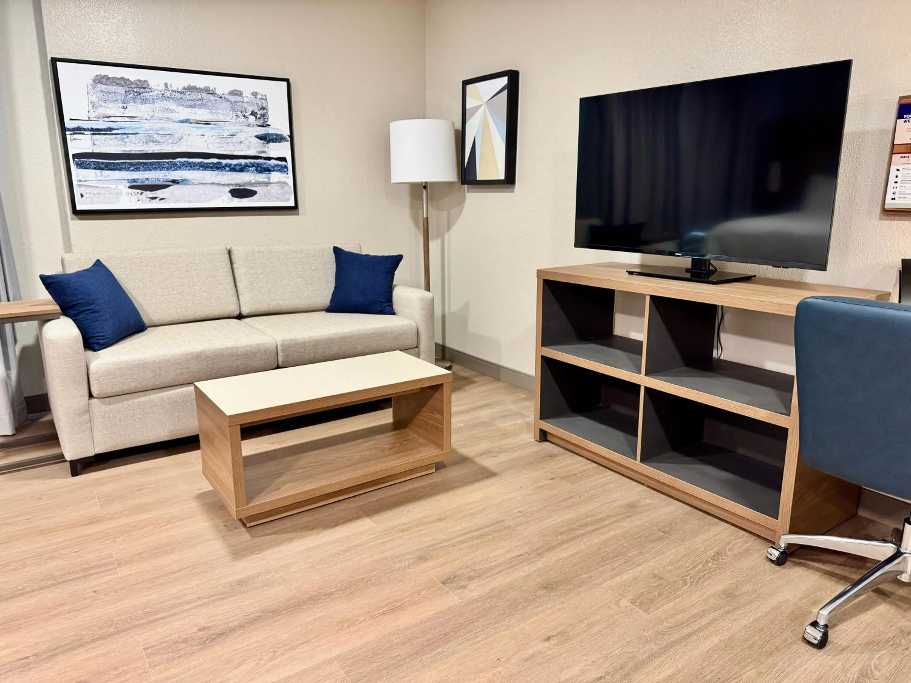 TV and multimedia in Candlewood Suites Jacksonville Southpoint