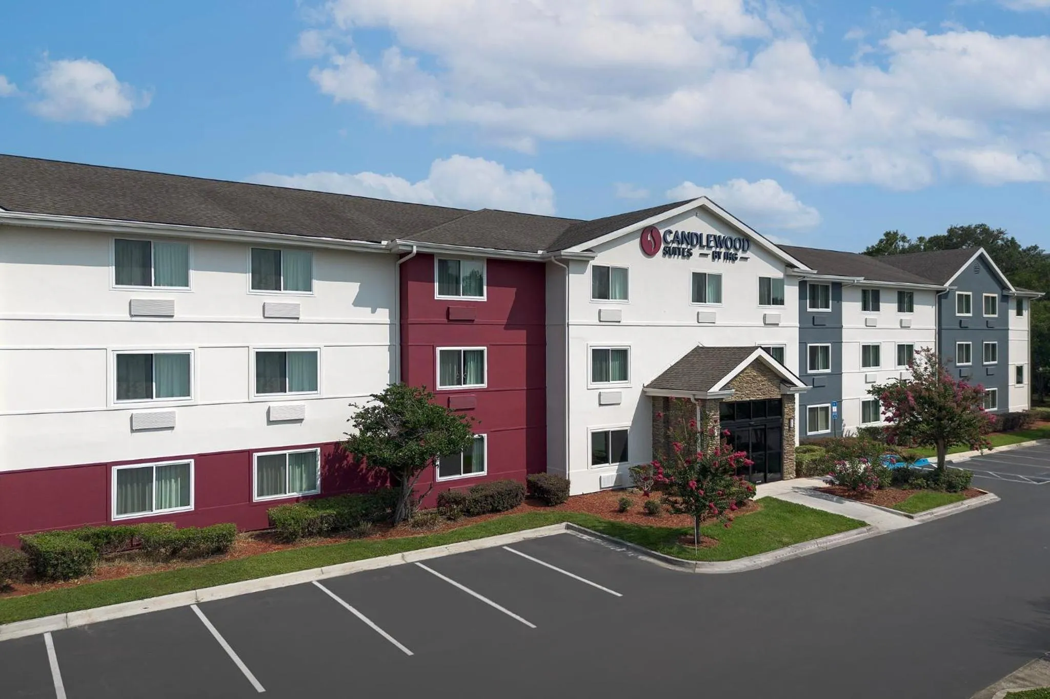 Property building in Candlewood Suites Jacksonville Southpoint