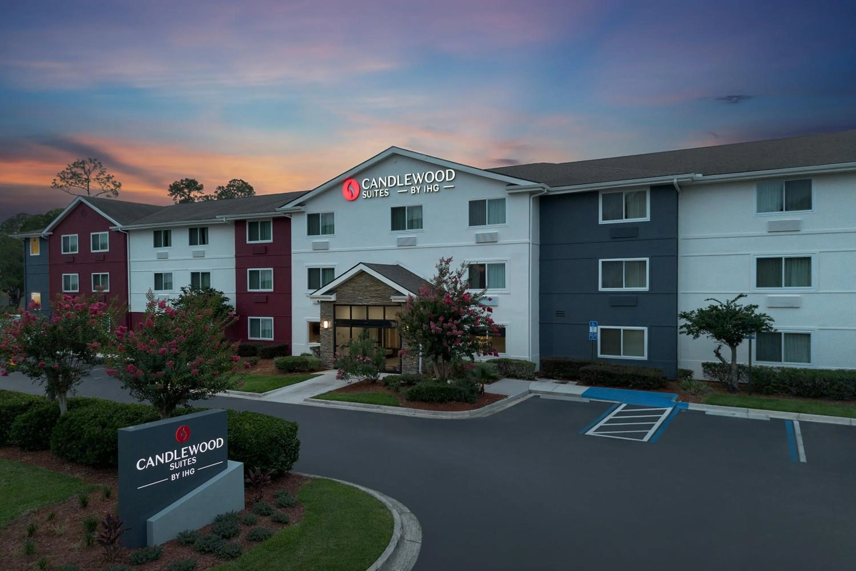 Property building in Candlewood Suites Jacksonville Southpoint