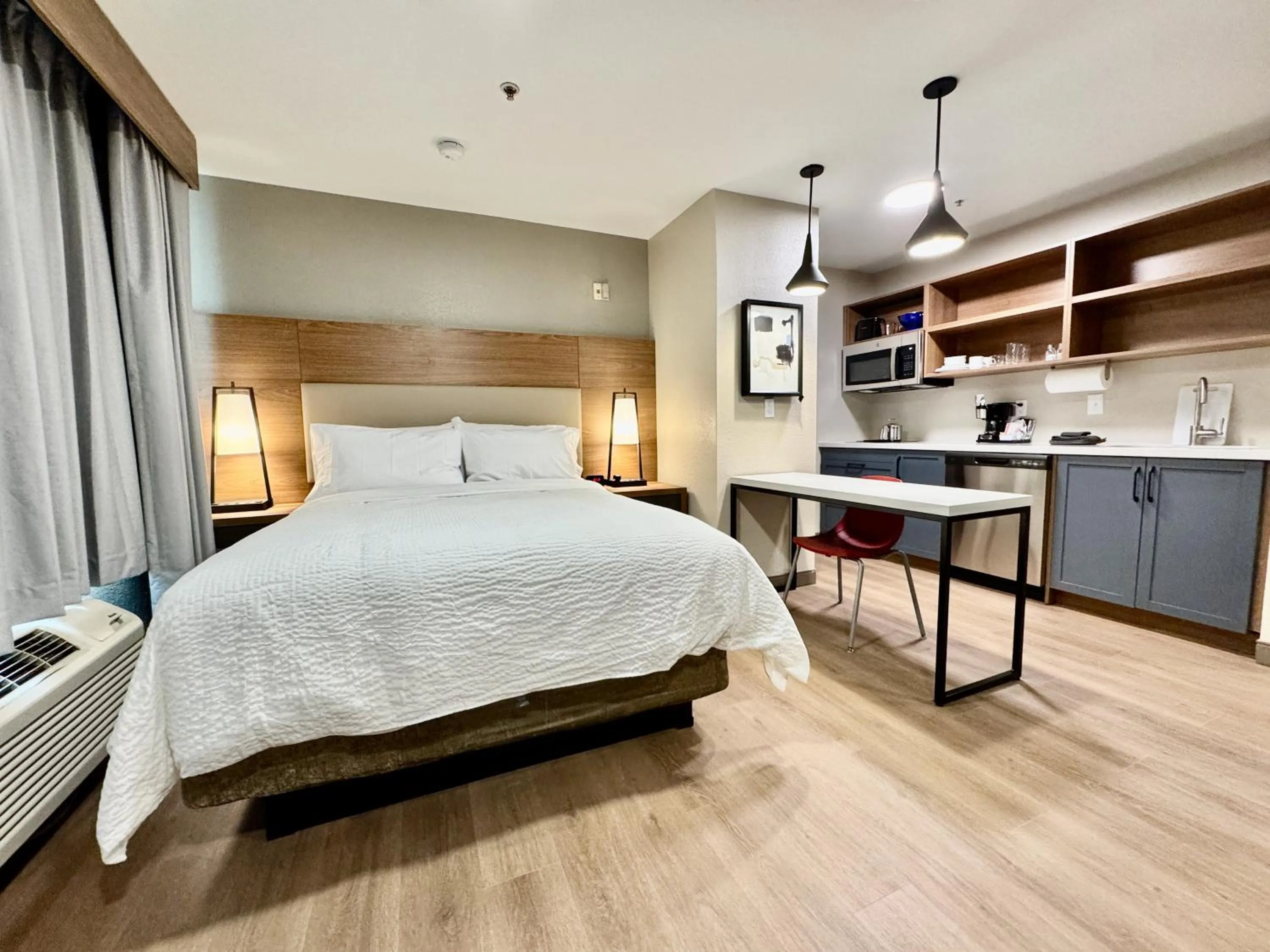 Kitchen or kitchenette, Bed in Candlewood Suites Jacksonville Southpoint