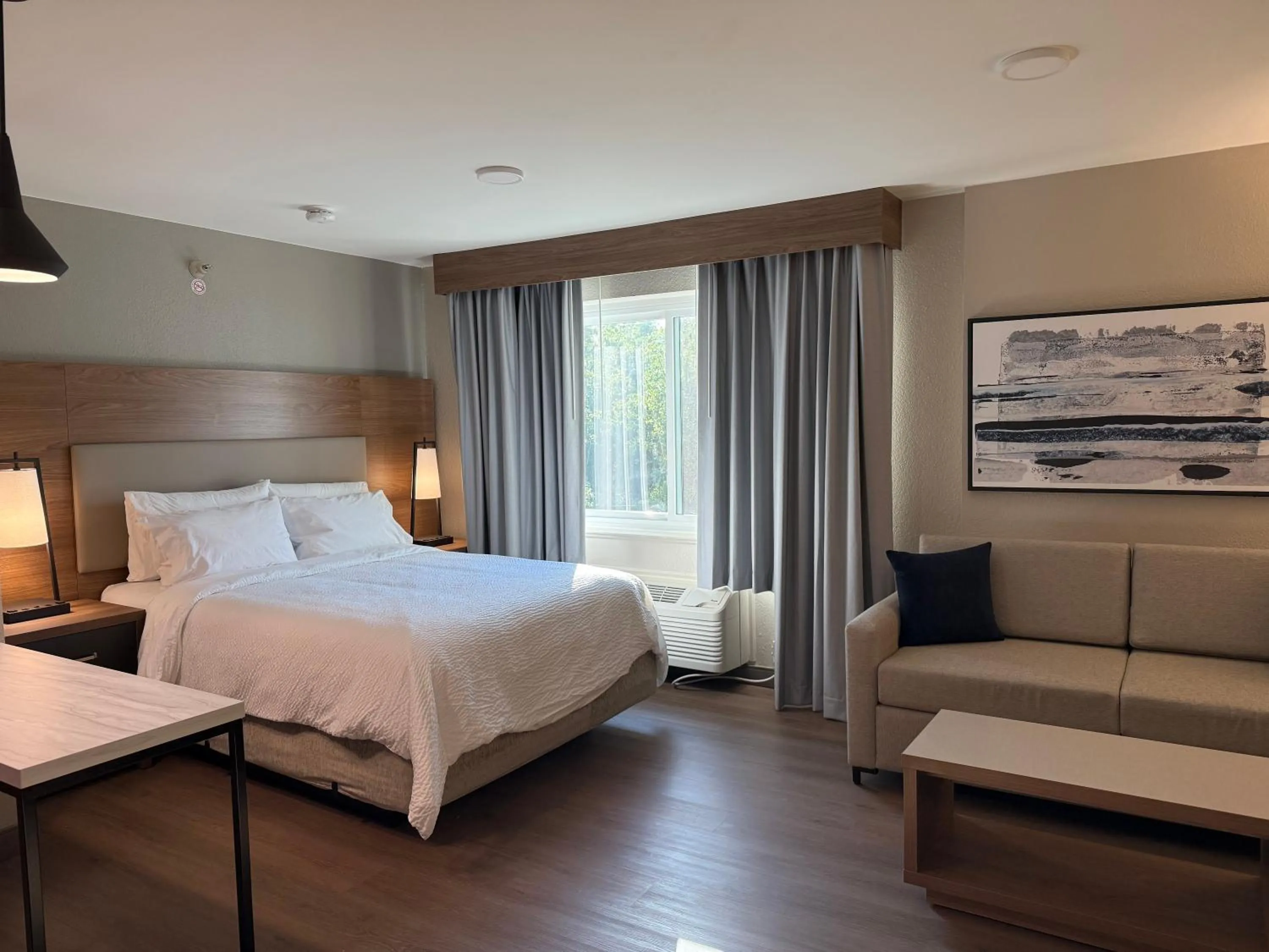 Bedroom, Bed in Candlewood Suites Jacksonville Southpoint