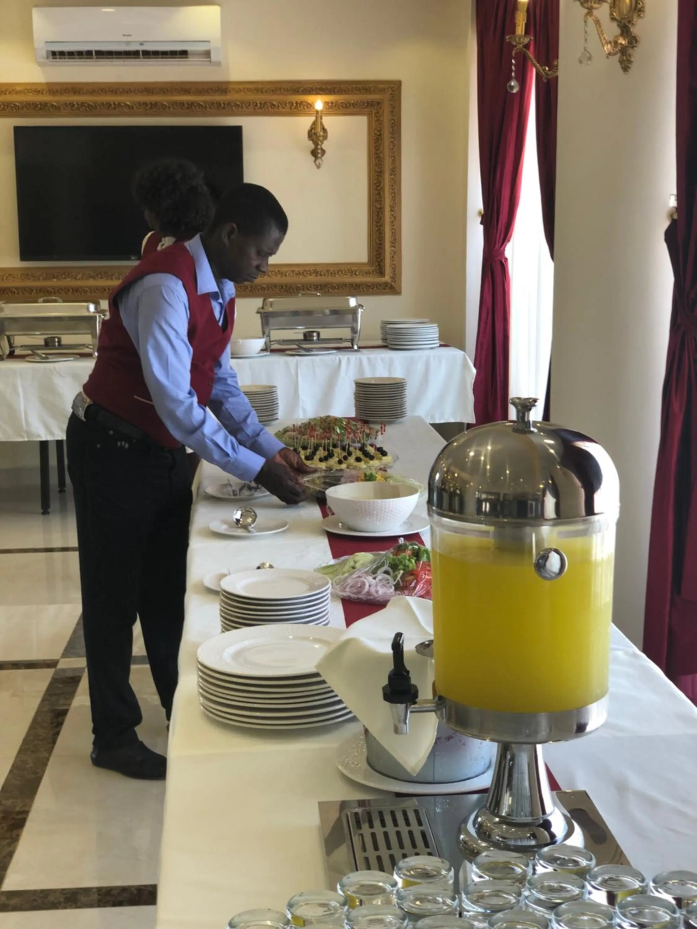Restaurant/places to eat in Bissau Royal Hotel