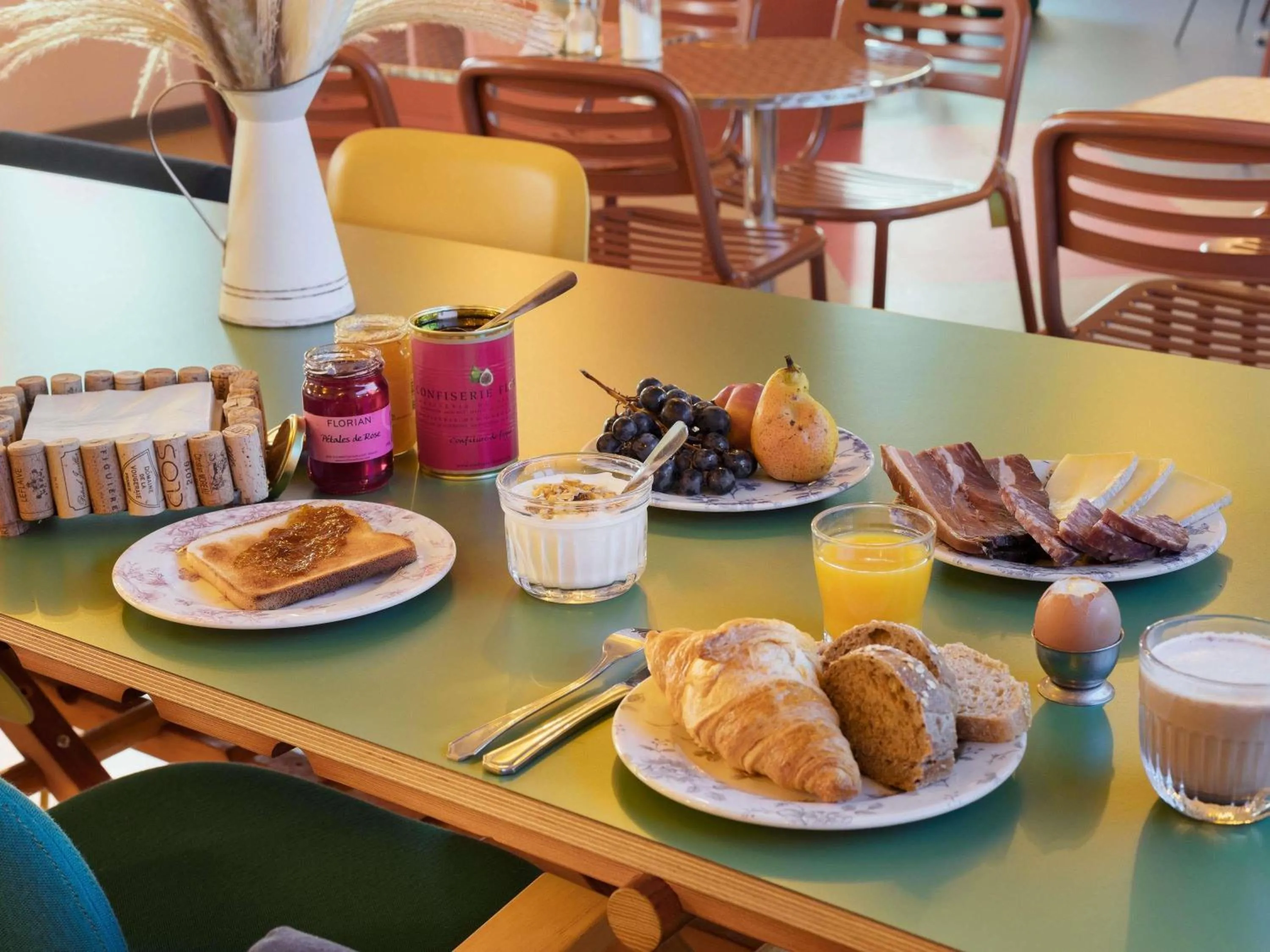 Breakfast in Greet Hotel Nice Aéroport Promenade des Anglais