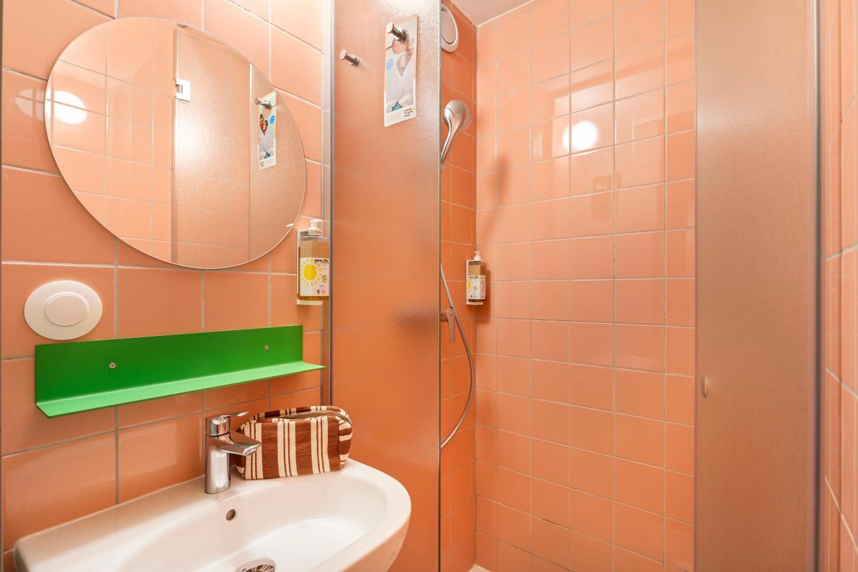 Bathroom in Greet Hotel Nice Aéroport Promenade des Anglais