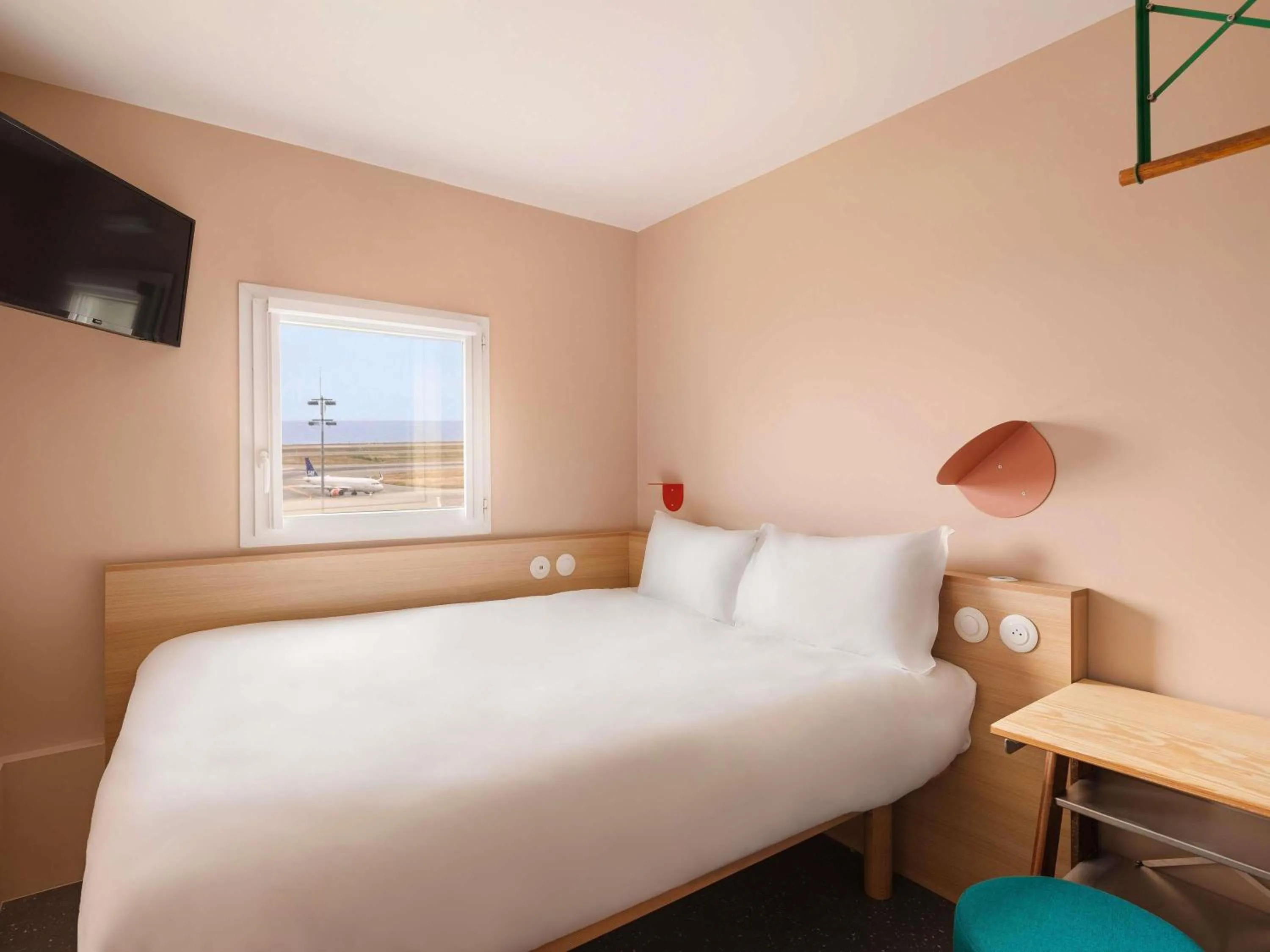 Bedroom, Bed in Greet Hotel Nice Aéroport Promenade des Anglais