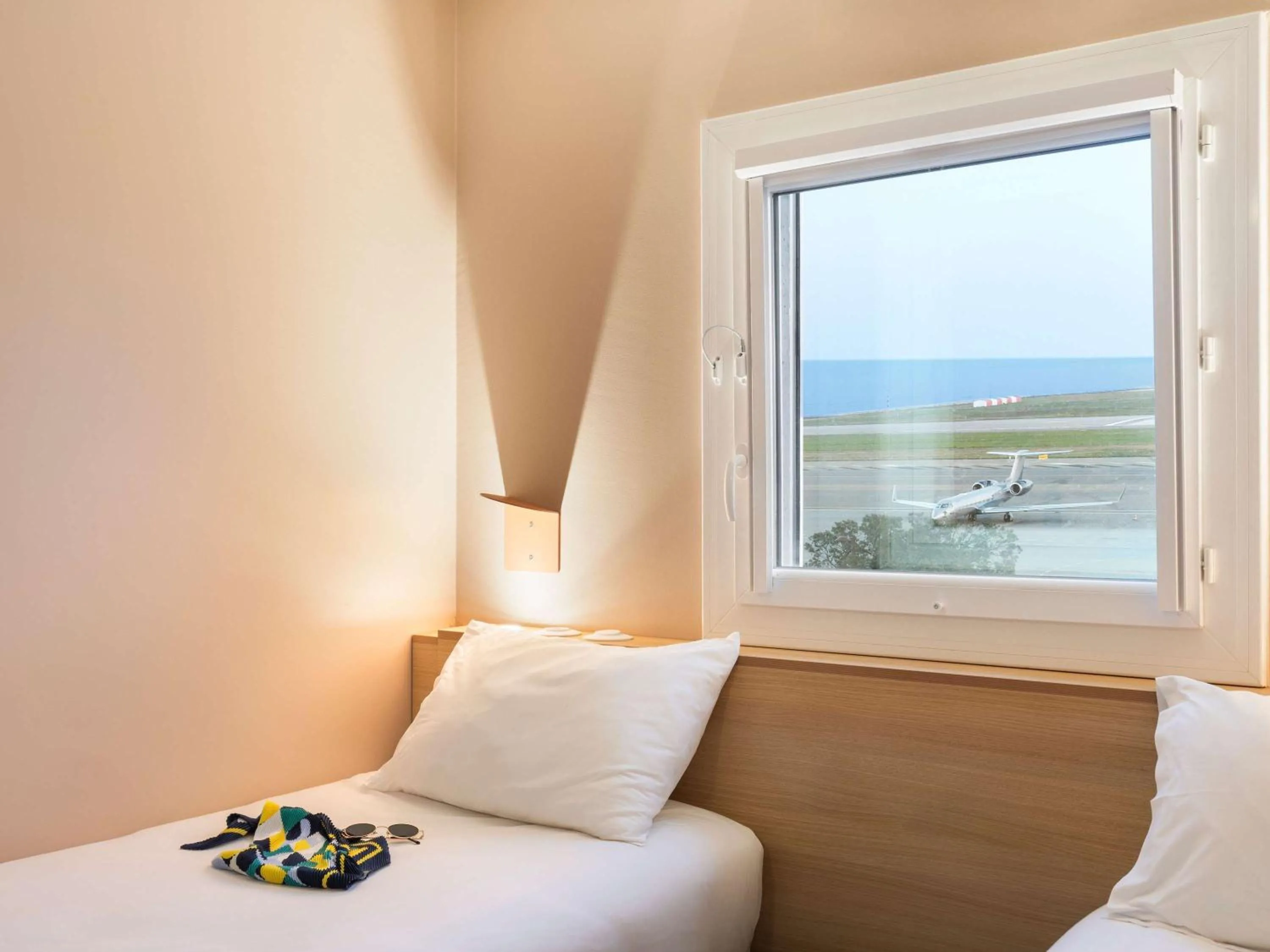 Bedroom, Bed in Greet Hotel Nice Aéroport Promenade des Anglais