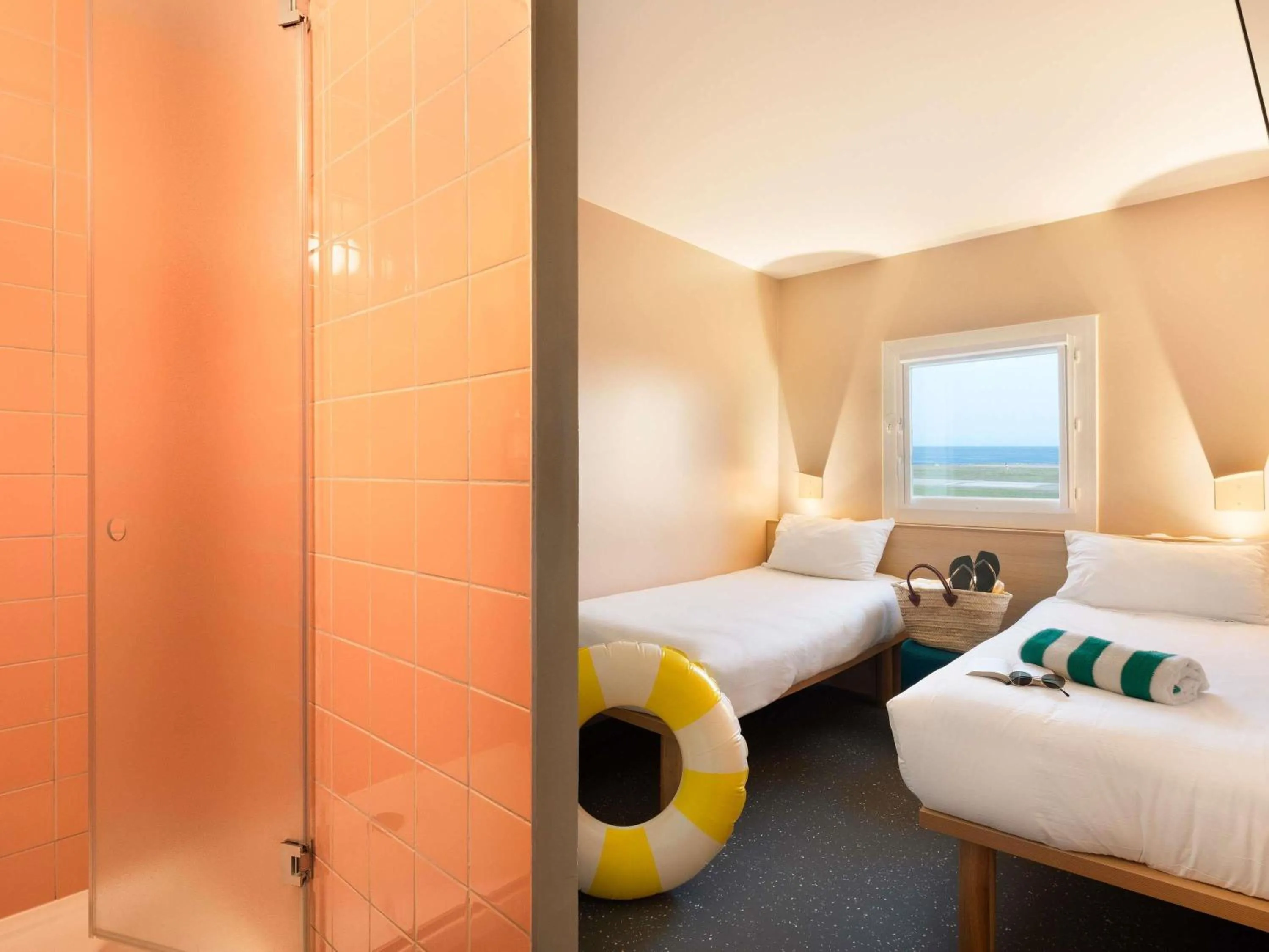 Bedroom, Bed in Greet Hotel Nice Aéroport Promenade des Anglais