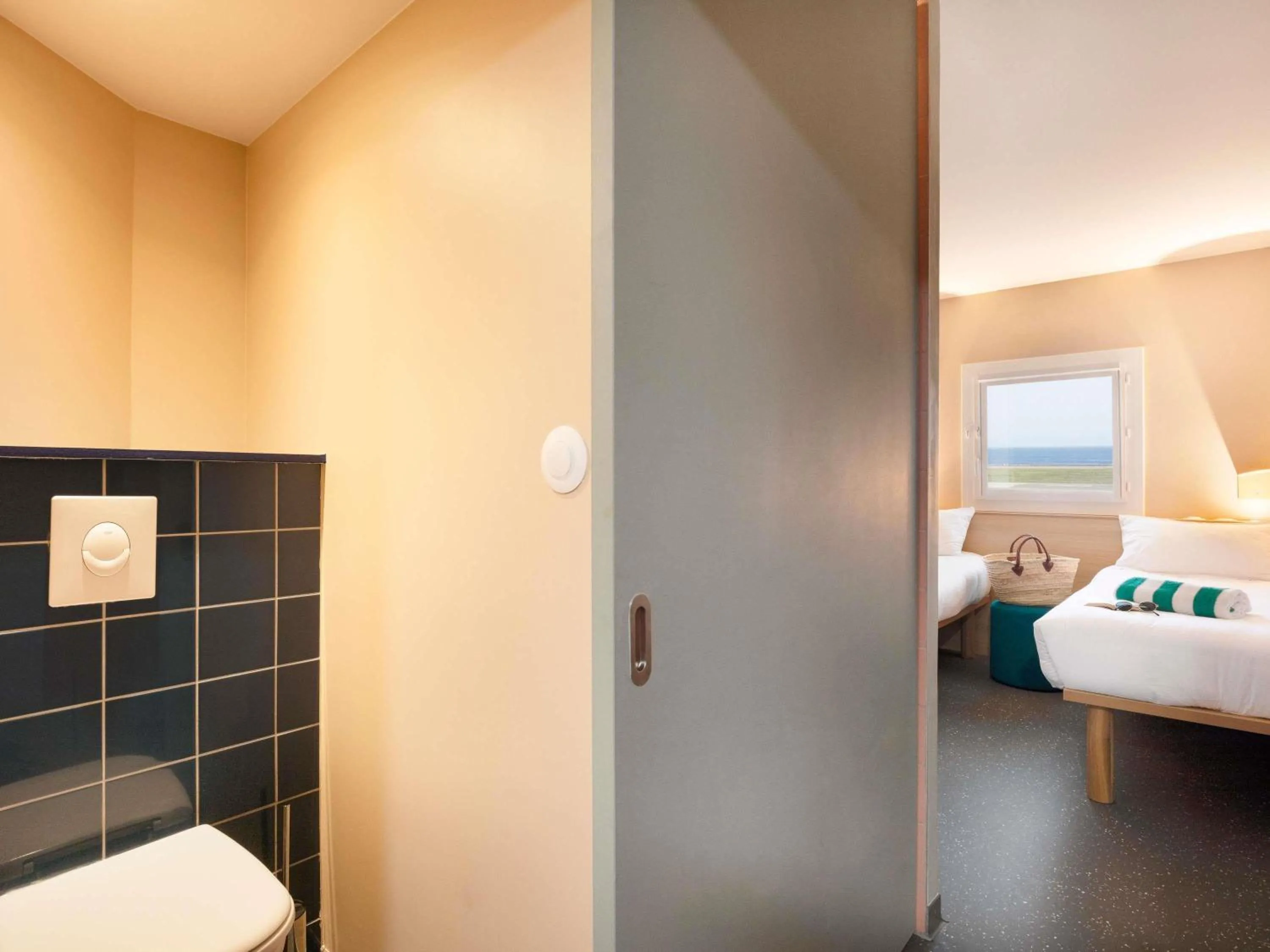 Bedroom, Bed in Greet Hotel Nice Aéroport Promenade des Anglais