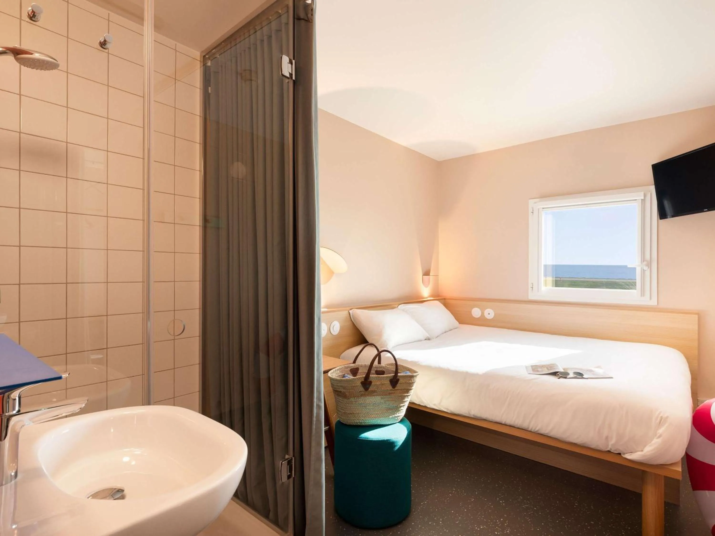 Bathroom, Bed in Greet Hotel Nice Aéroport Promenade des Anglais