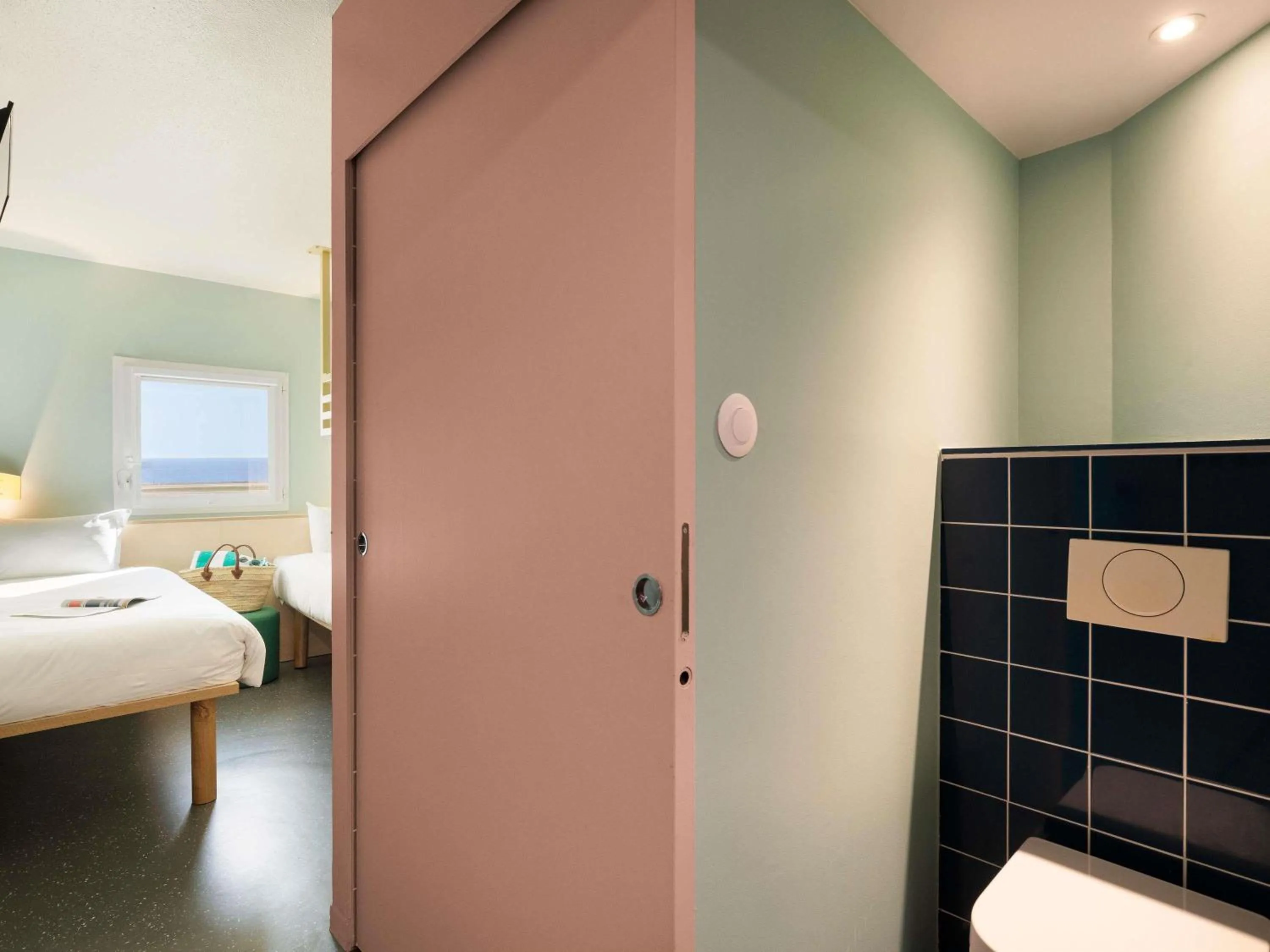 Bedroom, Bed in Greet Hotel Nice Aéroport Promenade des Anglais