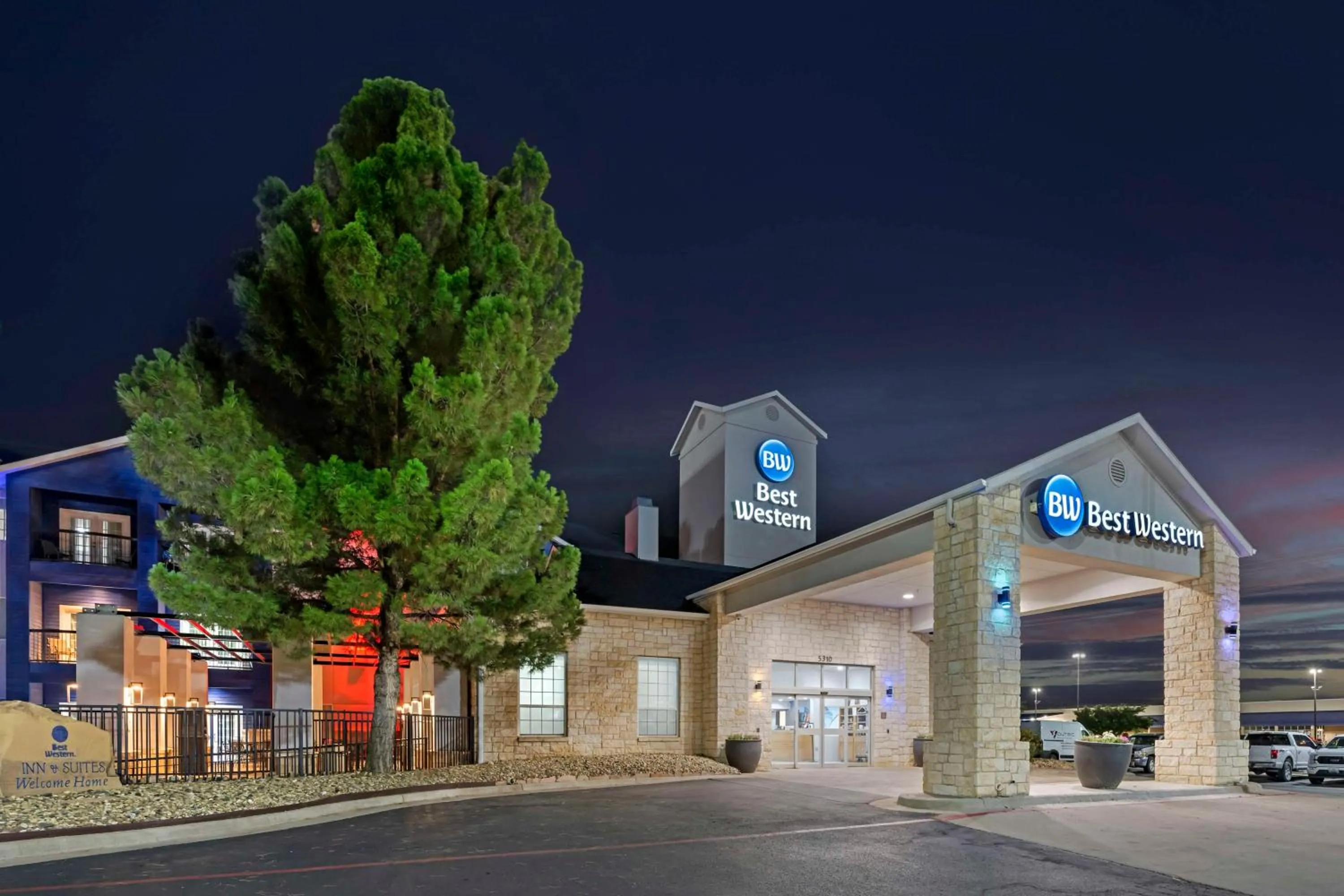 Property building in Best Western Lubbock West Inn & Suites