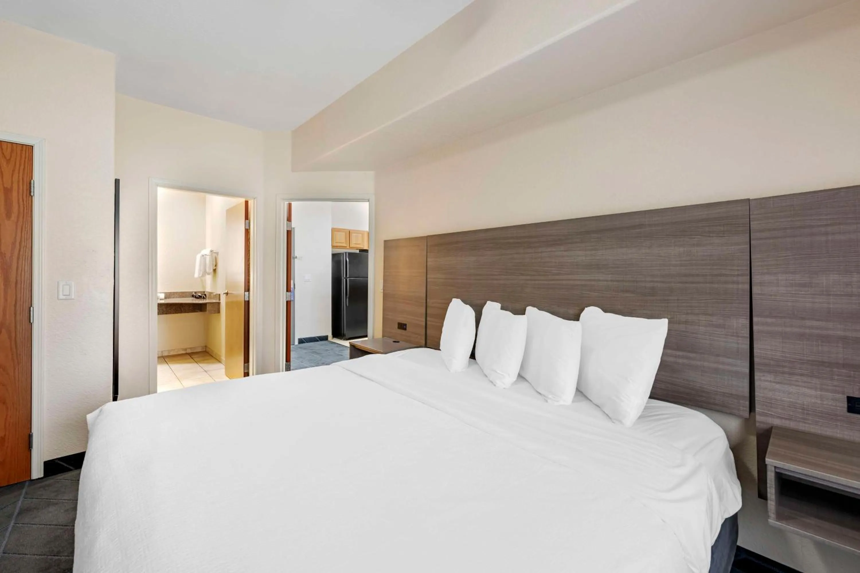 Photo of the whole room, Bed in Best Western Lubbock West Inn & Suites