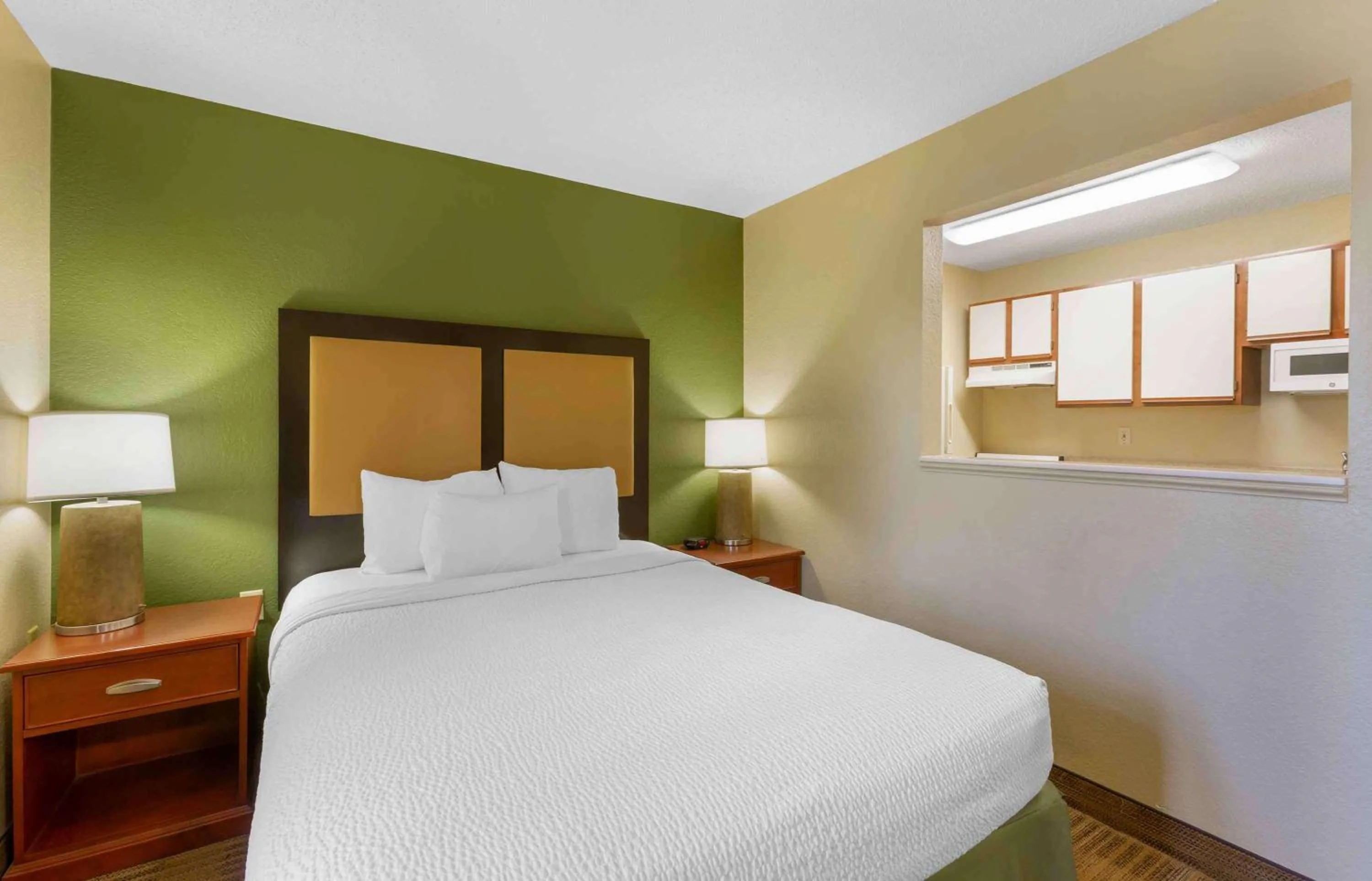 Bedroom, Bed in Extended Stay America Suites - Toledo - Maumee